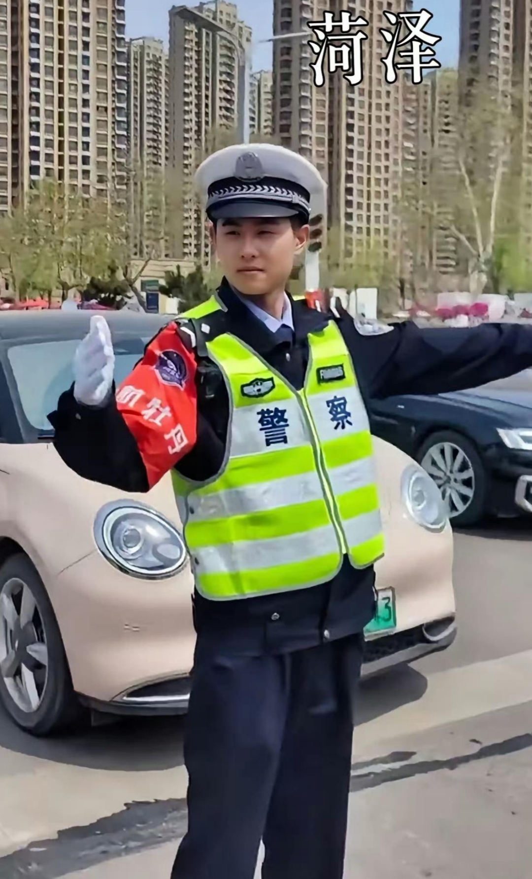 全国最帅交警亮相,穿着不同制服都很有亲和力,都给人一种安全感,其实