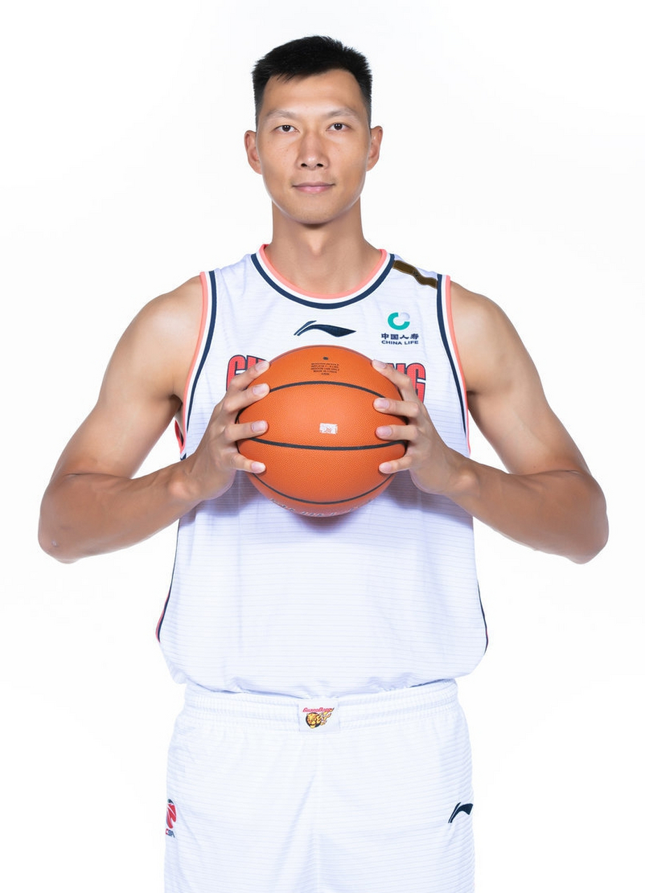 易建联球衣退役仪式#  在12月29日晚的比赛中,我们见证了一个篮球