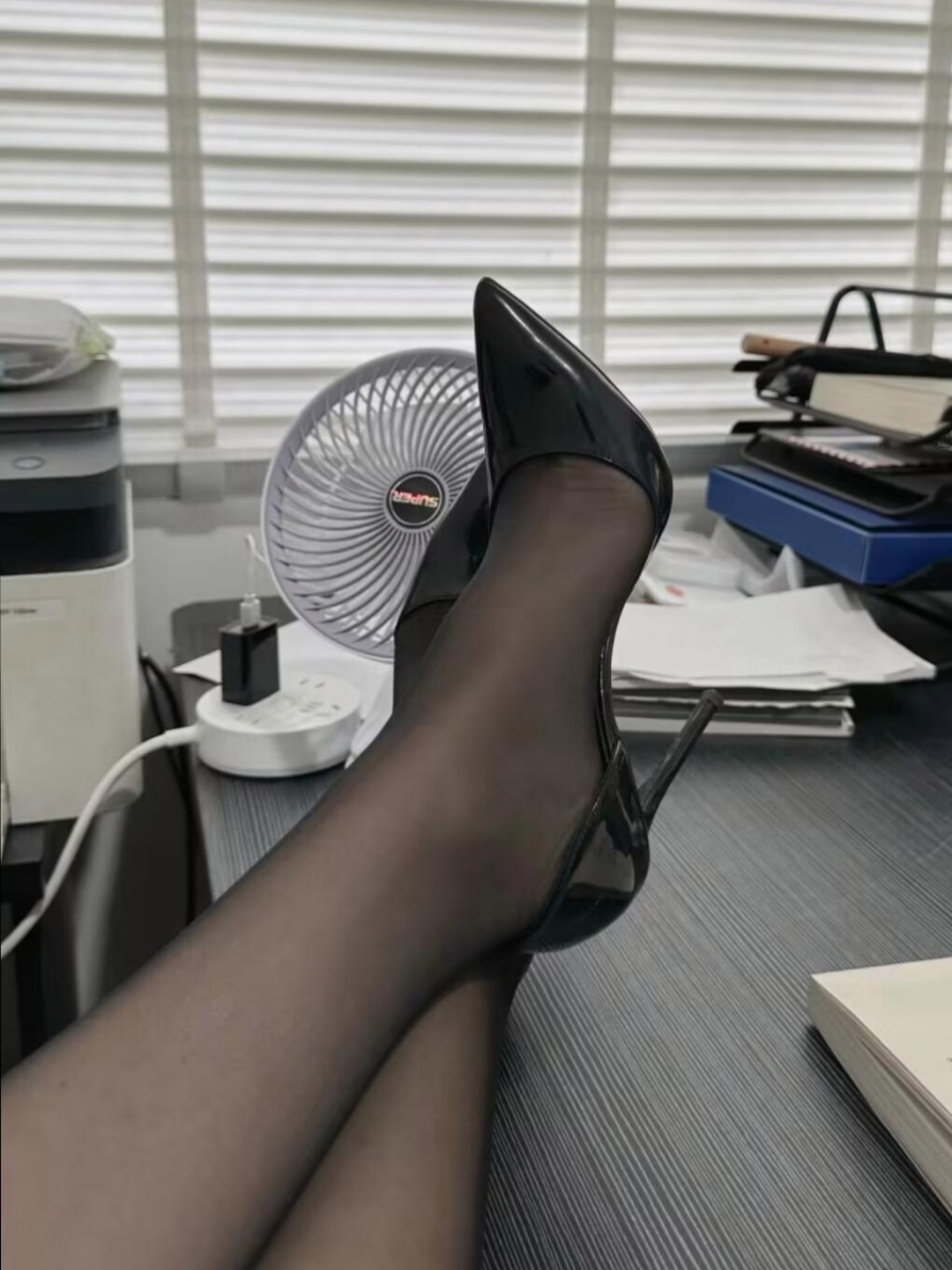 办公室小风扇,解暑全靠它,丝袜高跟鞋,舒适工作两不误.