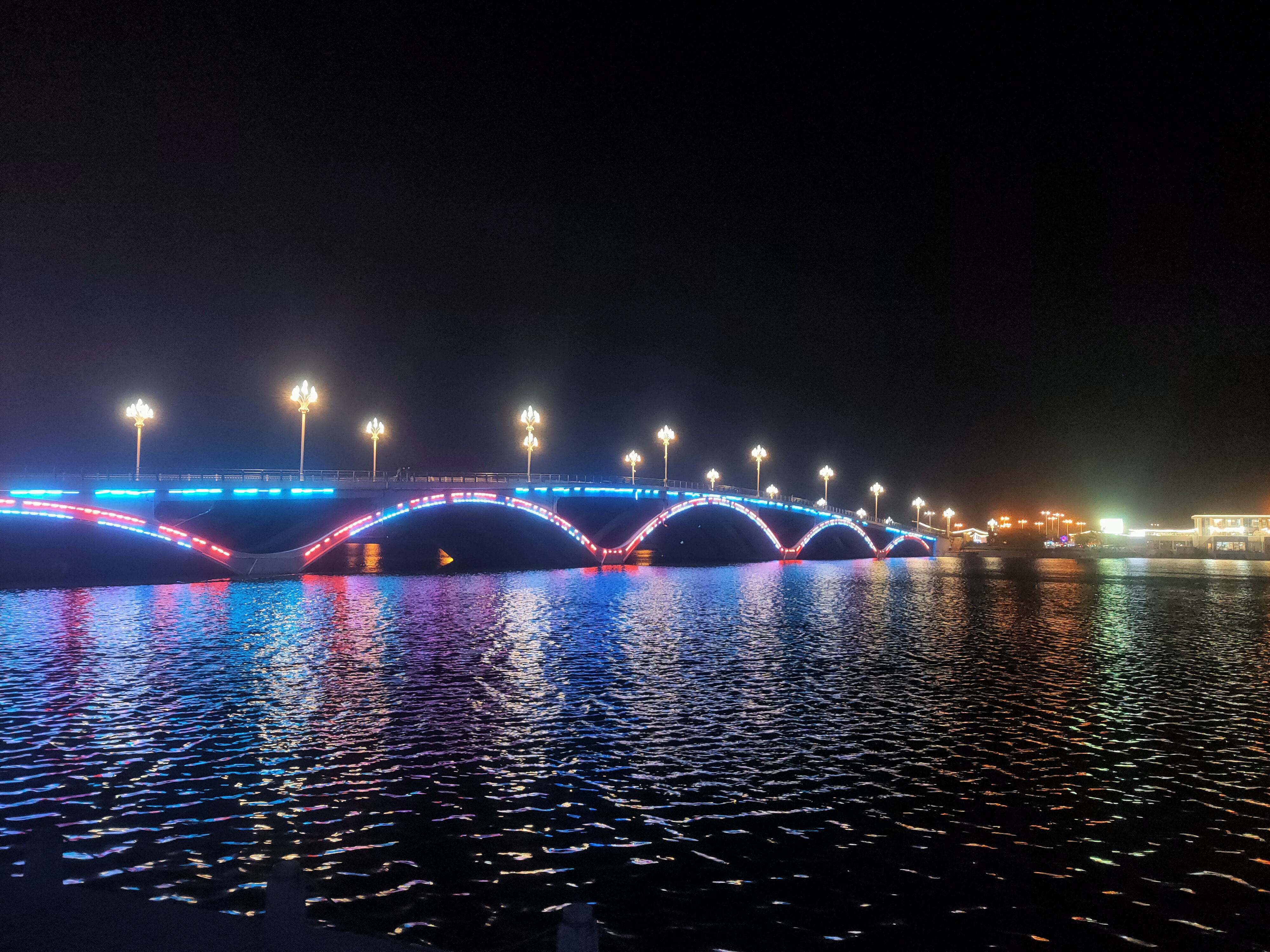 本地推荐# 夜幕低垂,我漫步至日照万平口彩虹桥边.