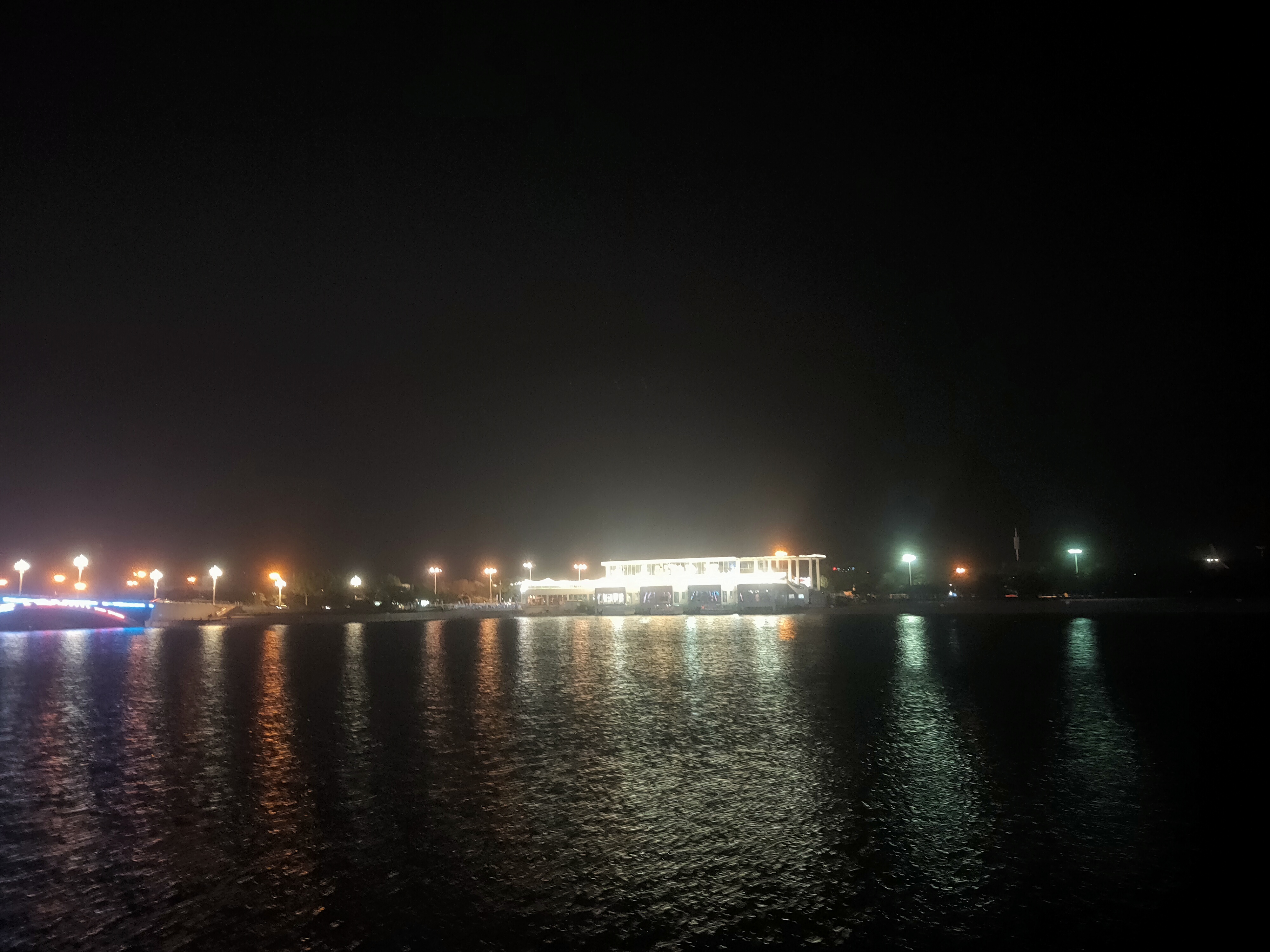 本地推荐# 夜幕低垂,我漫步至日照万平口彩虹桥边.