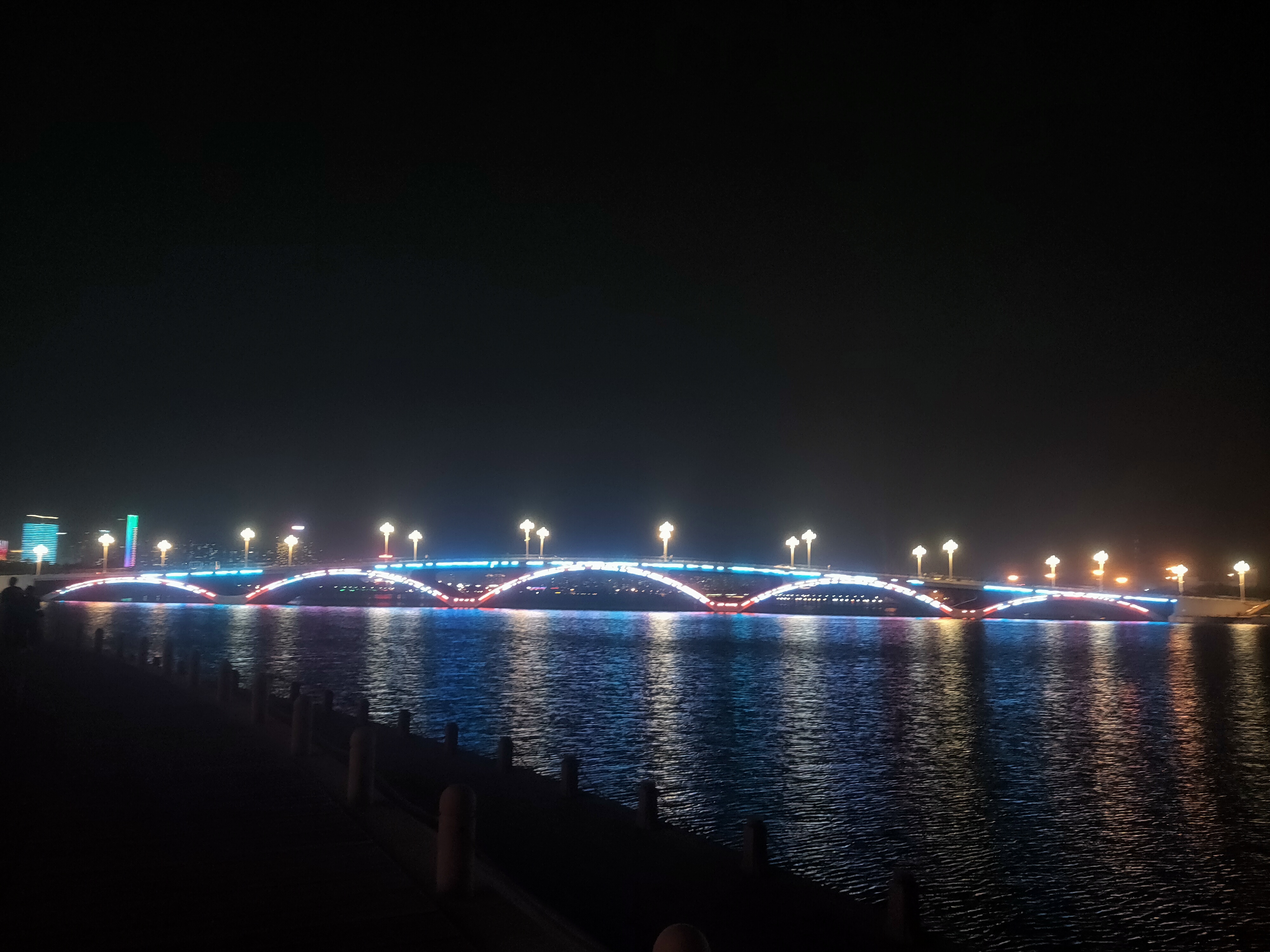 本地推荐# 夜幕低垂,我漫步至日照万平口彩虹桥边.