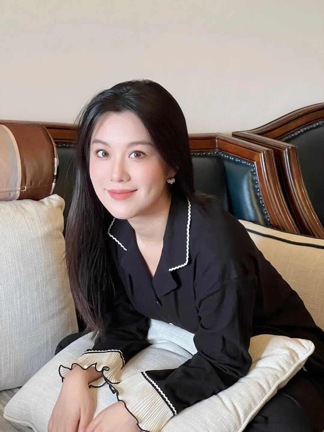 她趴在沙发上,面对镜头,微微一笑,仿佛整个世界都亮了