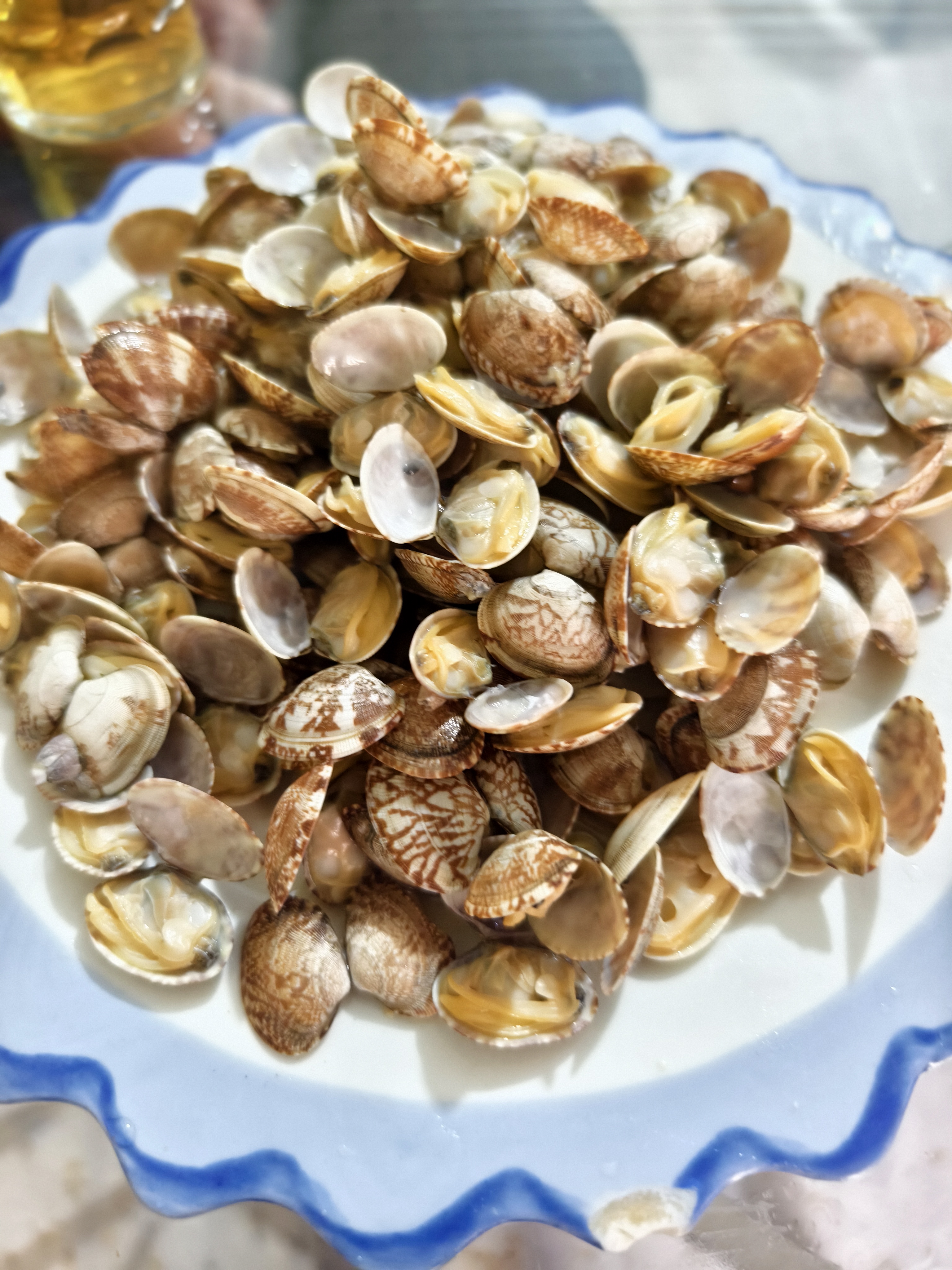 今天就两道菜:蛤蜊,青岛人叫嘎啦,尤其以红岛的最鲜,其特点是,皮薄汤