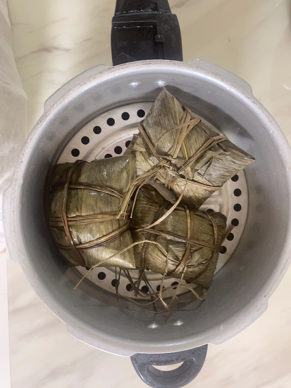 自己包粽子的亲们,煮粽子必选高压锅,省时省气,30分钟就煮好.