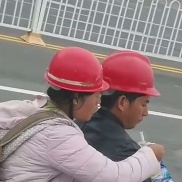在建筑工地上,夫妻两人并肩作战.