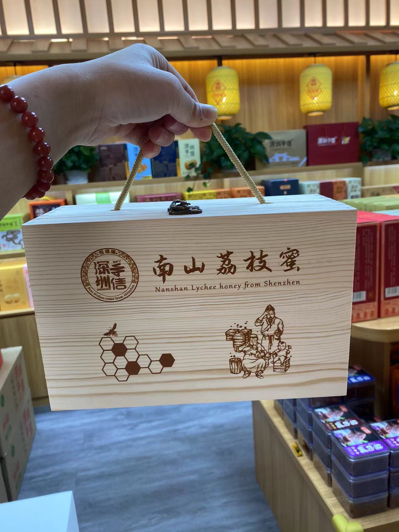 悦观潮深圳手信南山荔枝蜜2斤木盒装,纯正天然土蜂蜜没有药物污染和