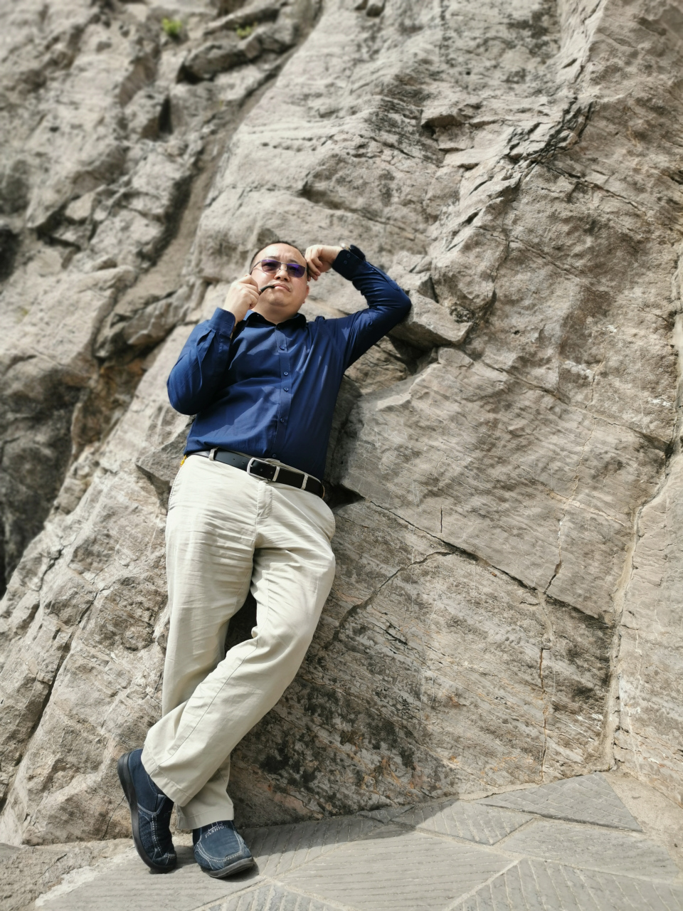 一梦一醒无华容  作词:陈生铠群  清风似剑划破苍穹, 悟透与你水火难