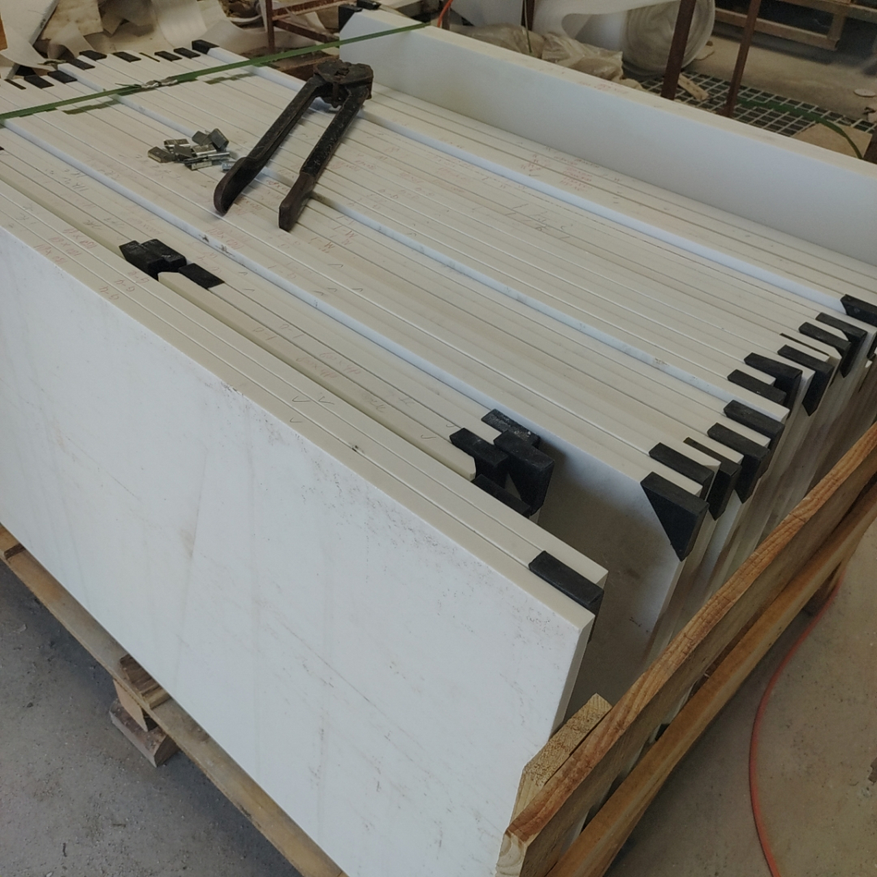 白色微晶石外墙sanxiastone具有以下优点:  1.