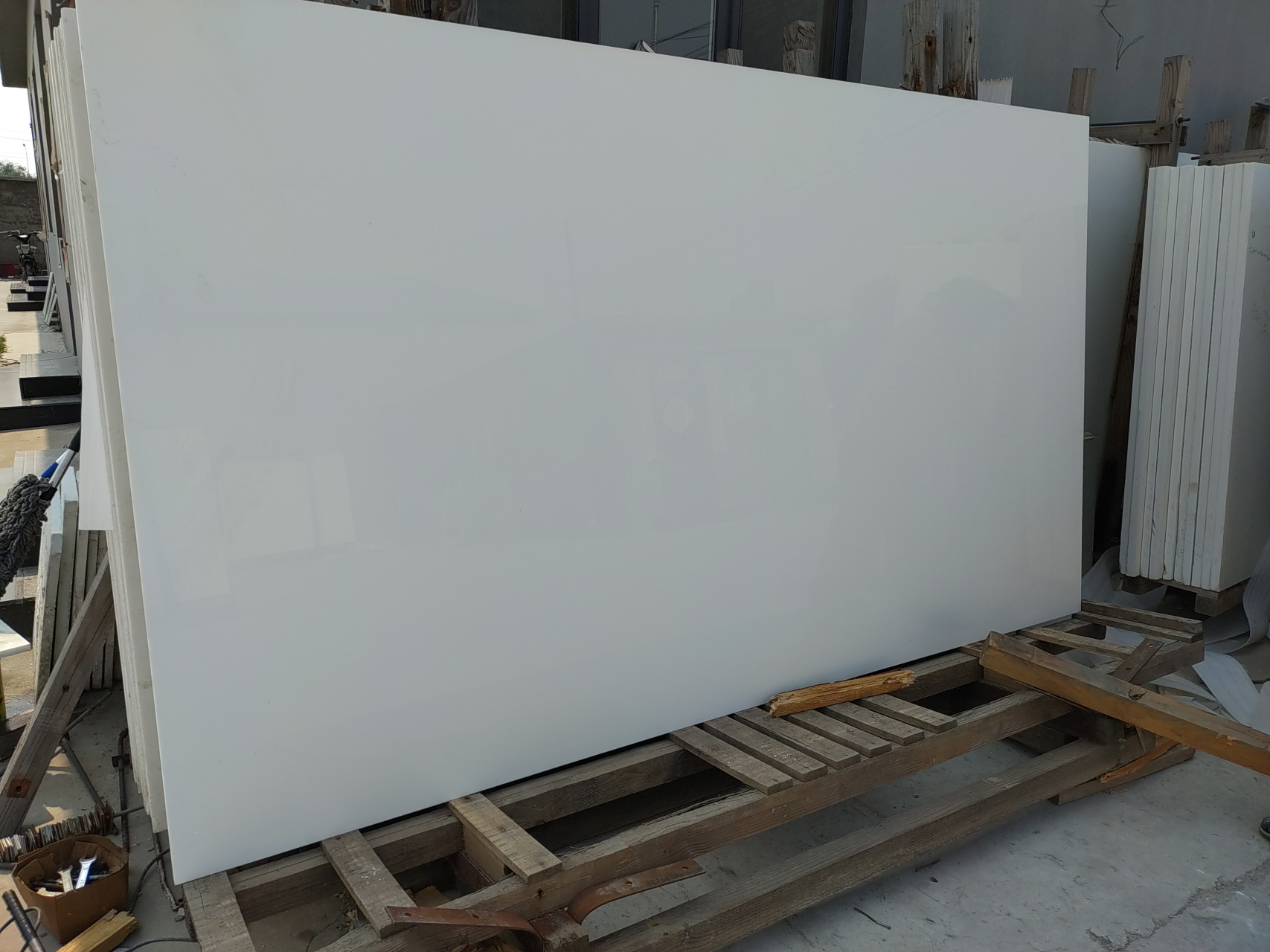 是一种多项理化指标均优于普通微晶石,天然石的新型高级环保石材,其