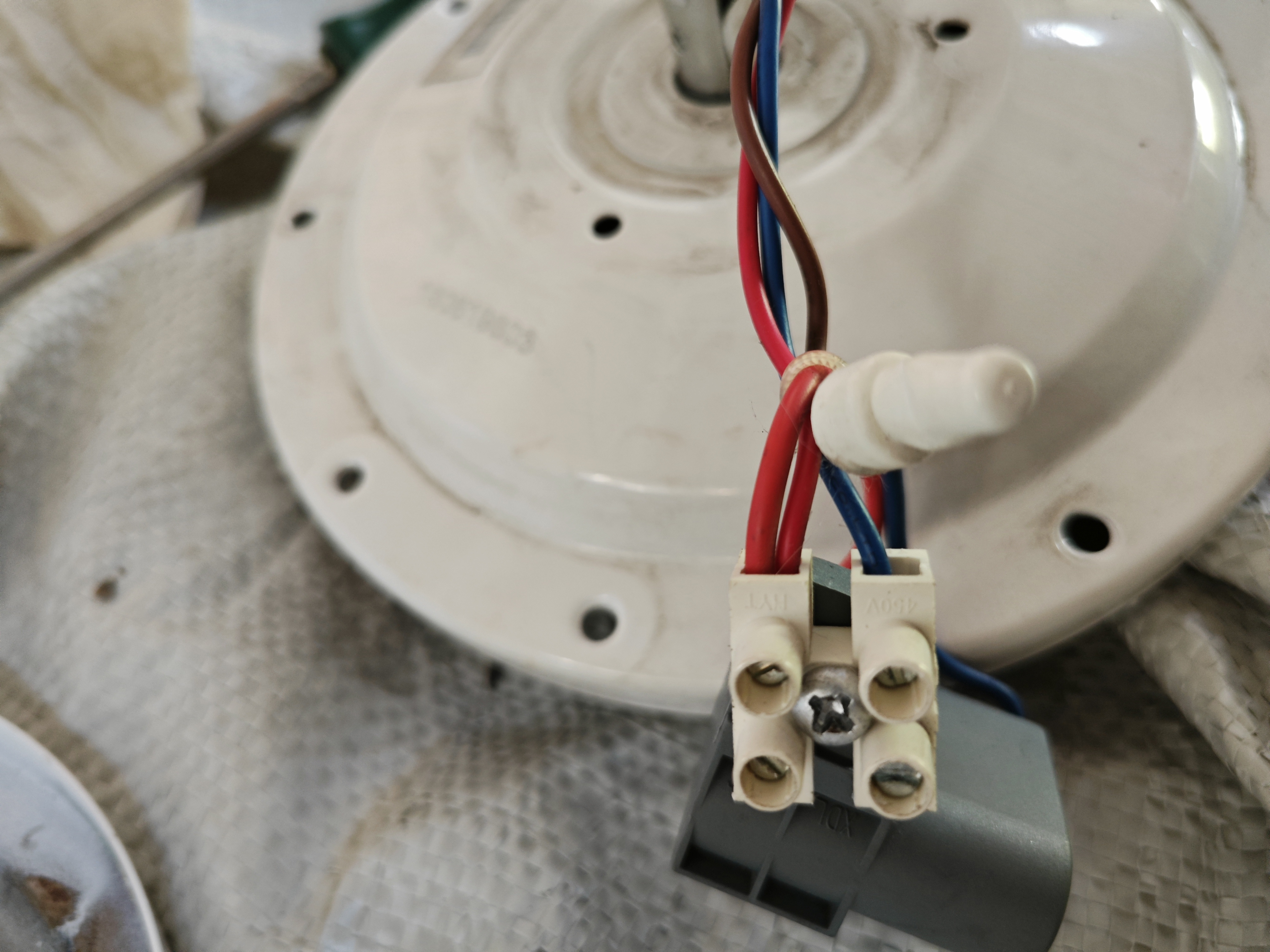 吊扇转起来有嗡嗡响,1-5档旋转都正常,拆下来上下2个轴承加润滑脂,装