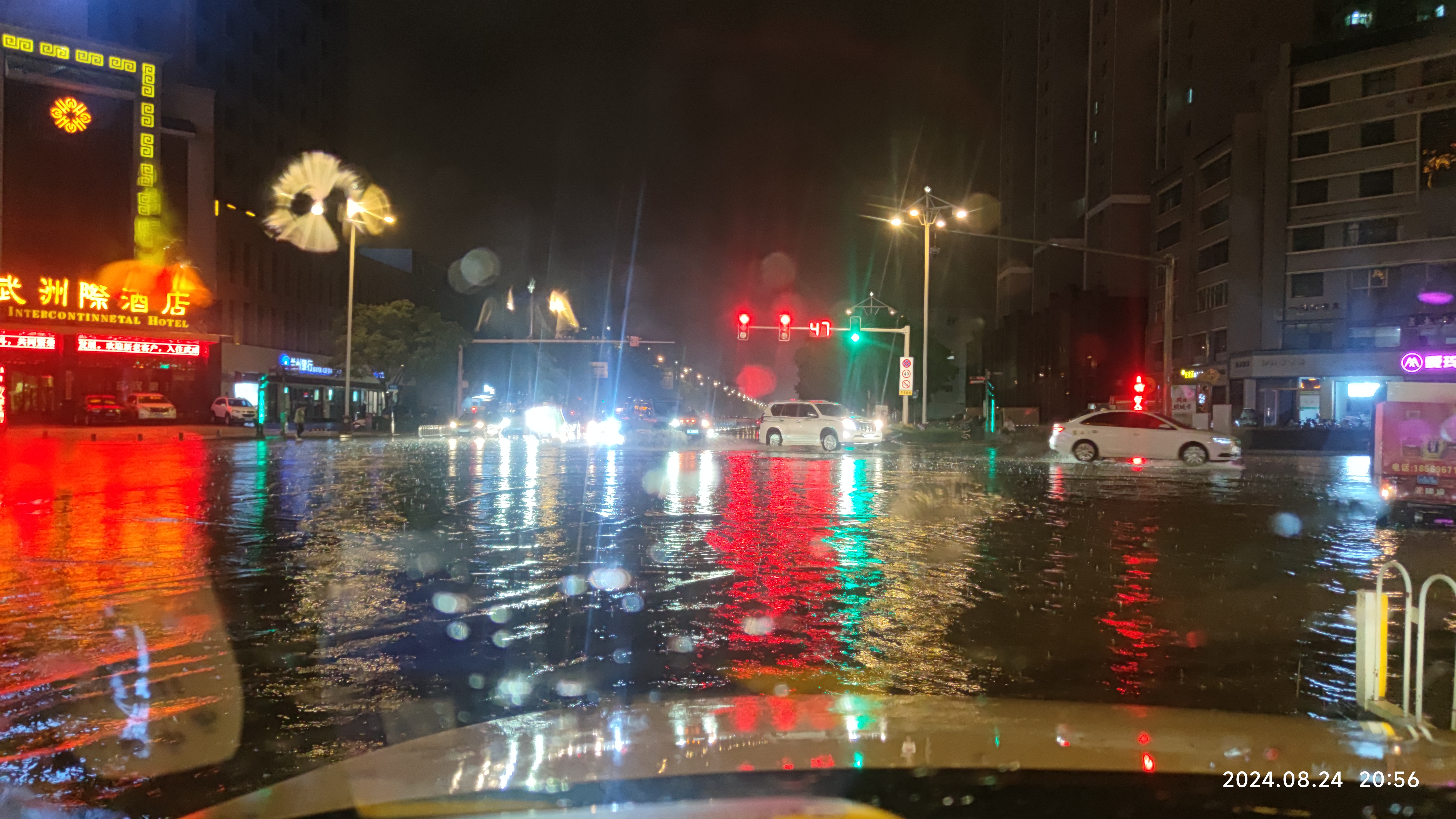 大雨滂沱暴雨图片