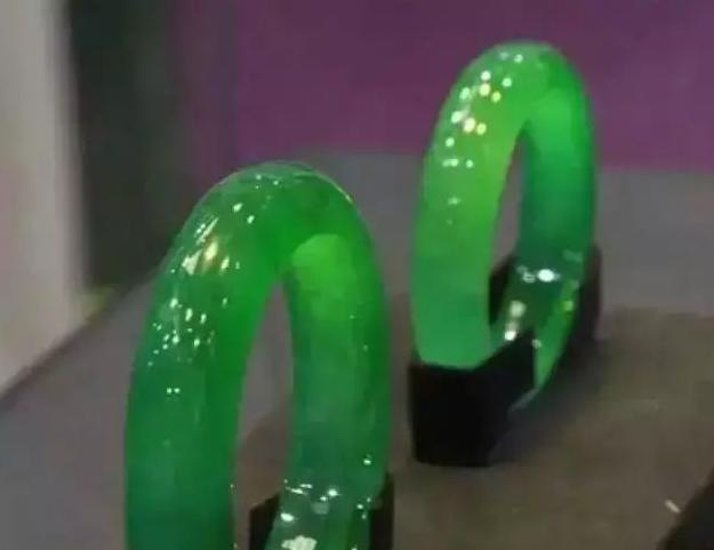 武汉有个姐们儿,戴着她老公砸了7400万买的翡翠吊坠上节目让人看宝