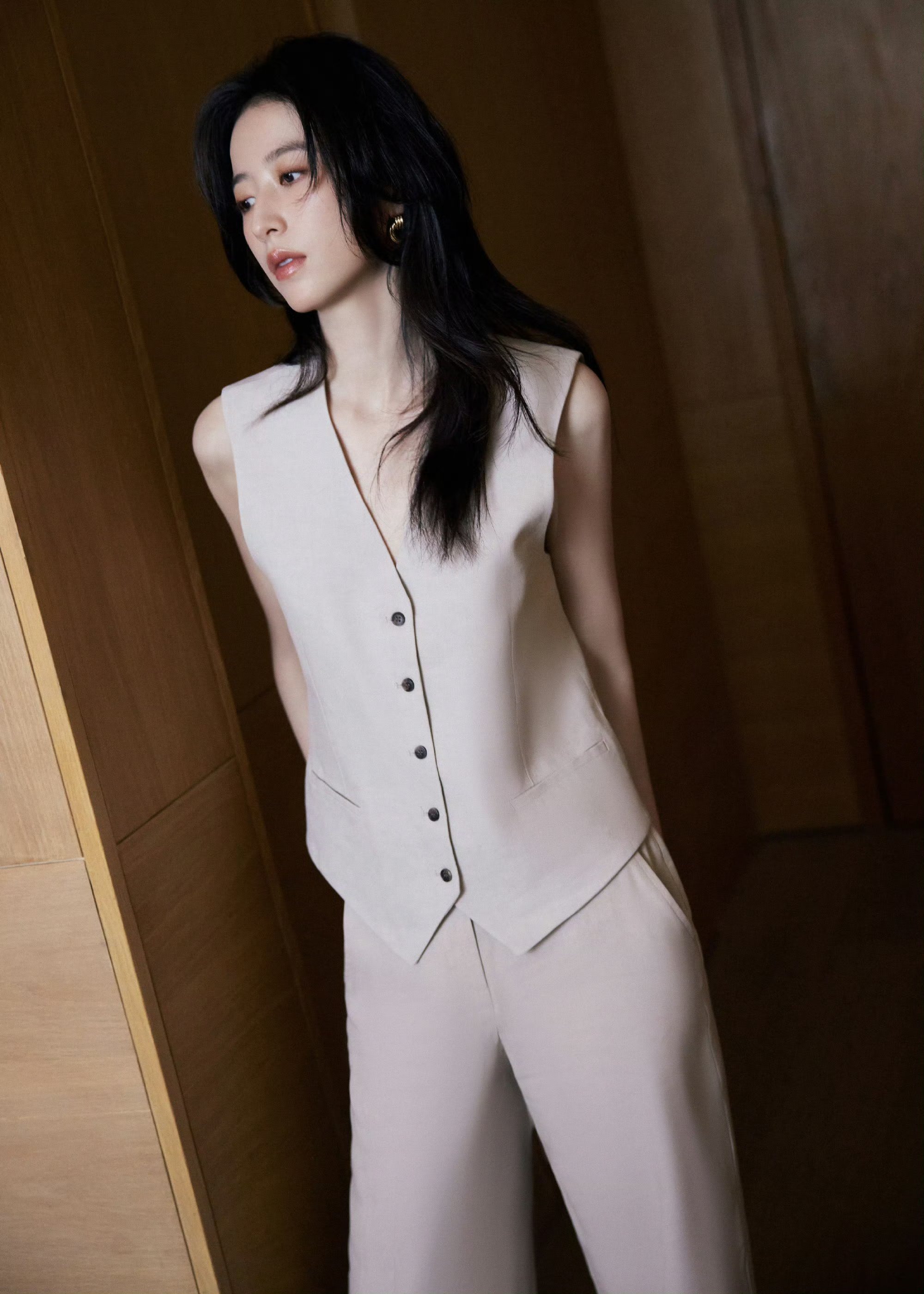 周雨彤的这套穿搭,也带着利落感. 1.