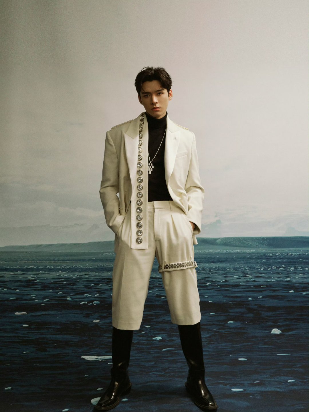 龚俊的穿搭黑白鲜明