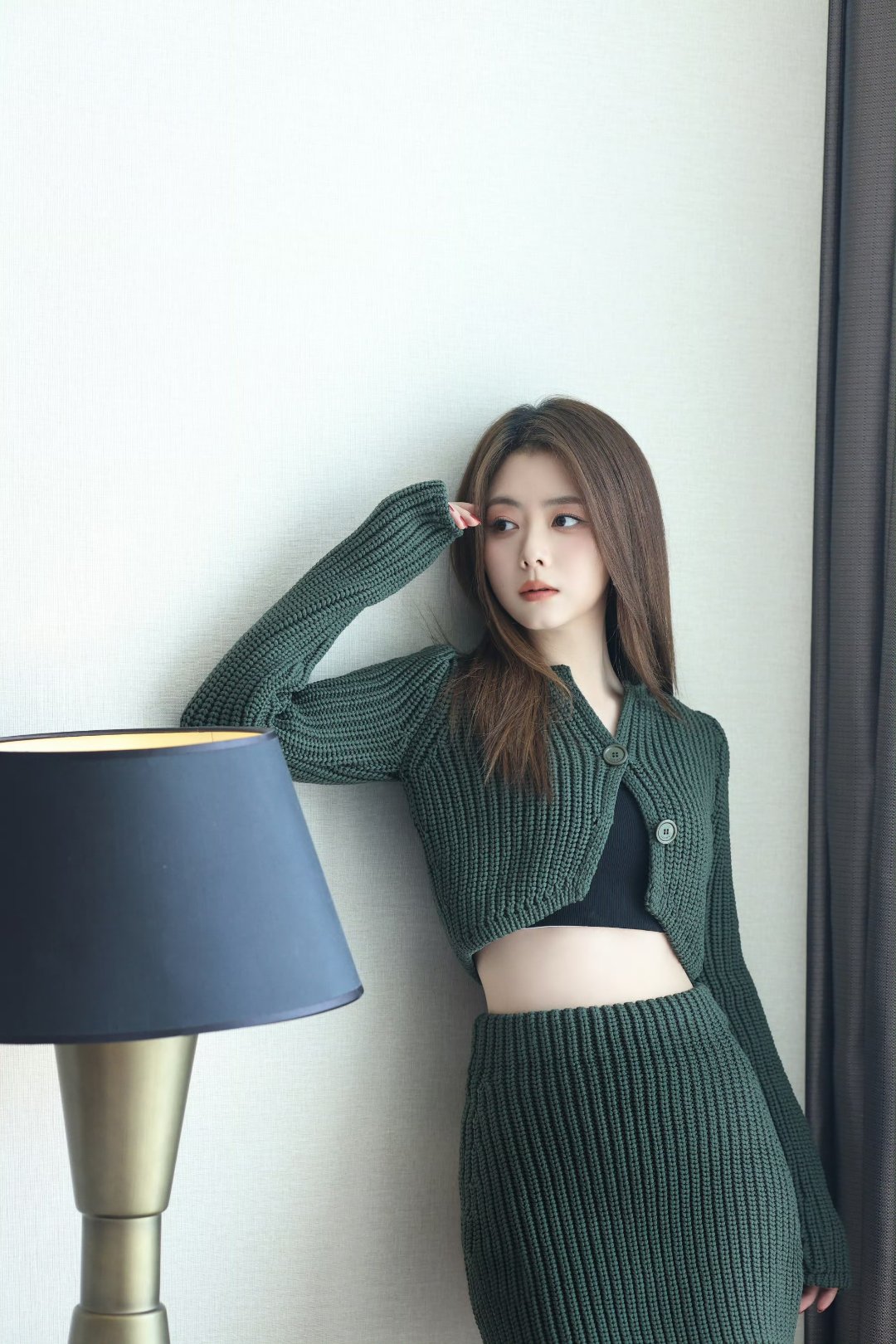 谭松韵的灰色套装裙,简约有气质. 1