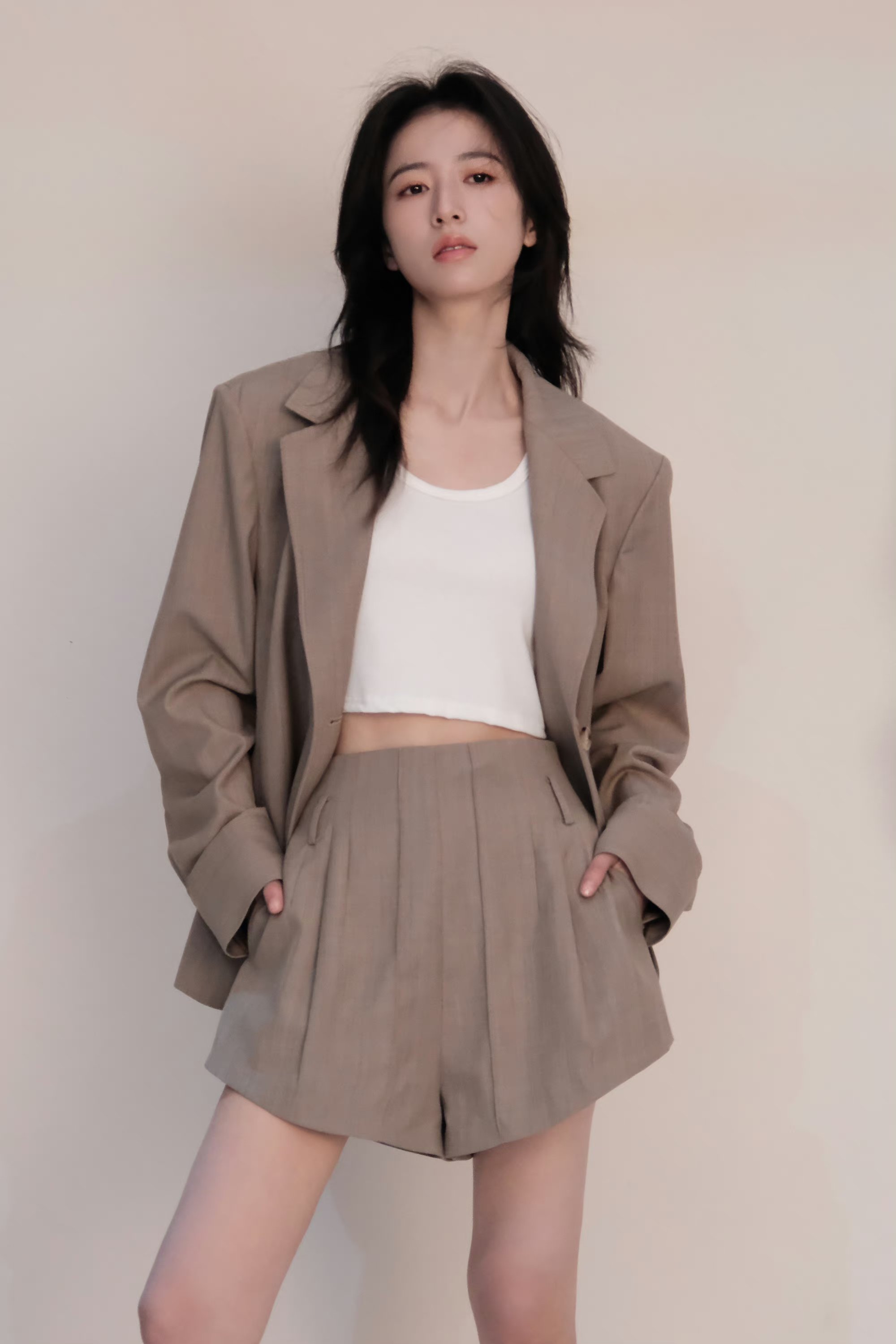 周雨彤的利落穿搭. 1.