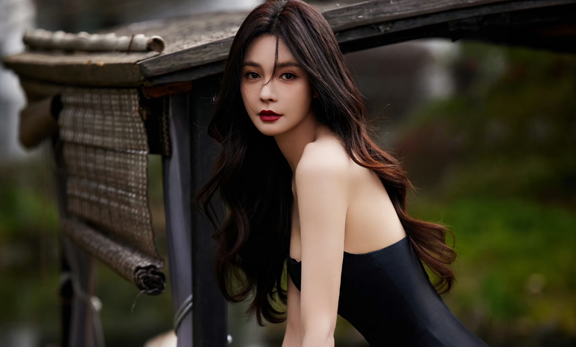 沈梦辰的黑色抹胸裙装.