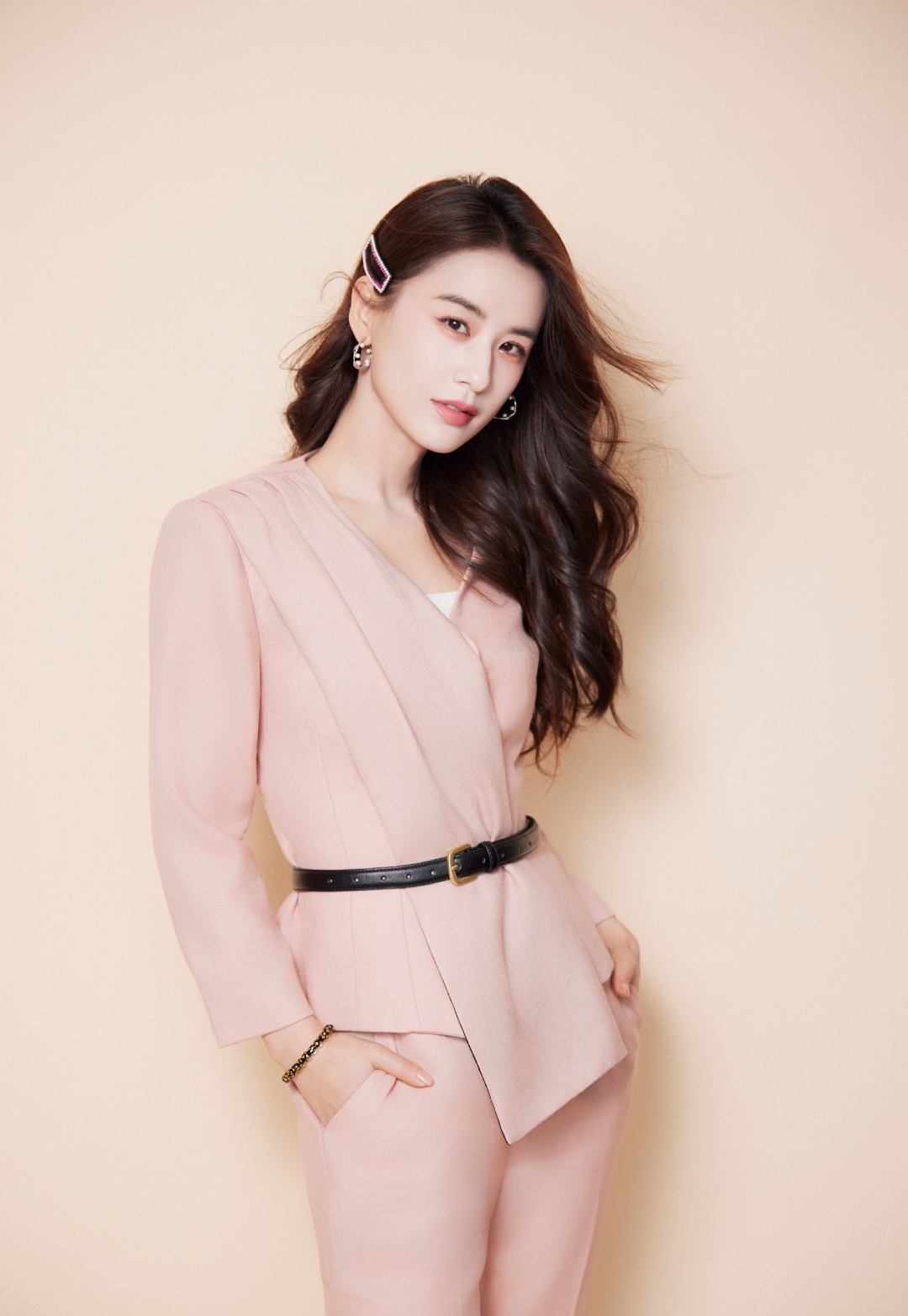 黄圣依的粉色系套装更有女神范儿