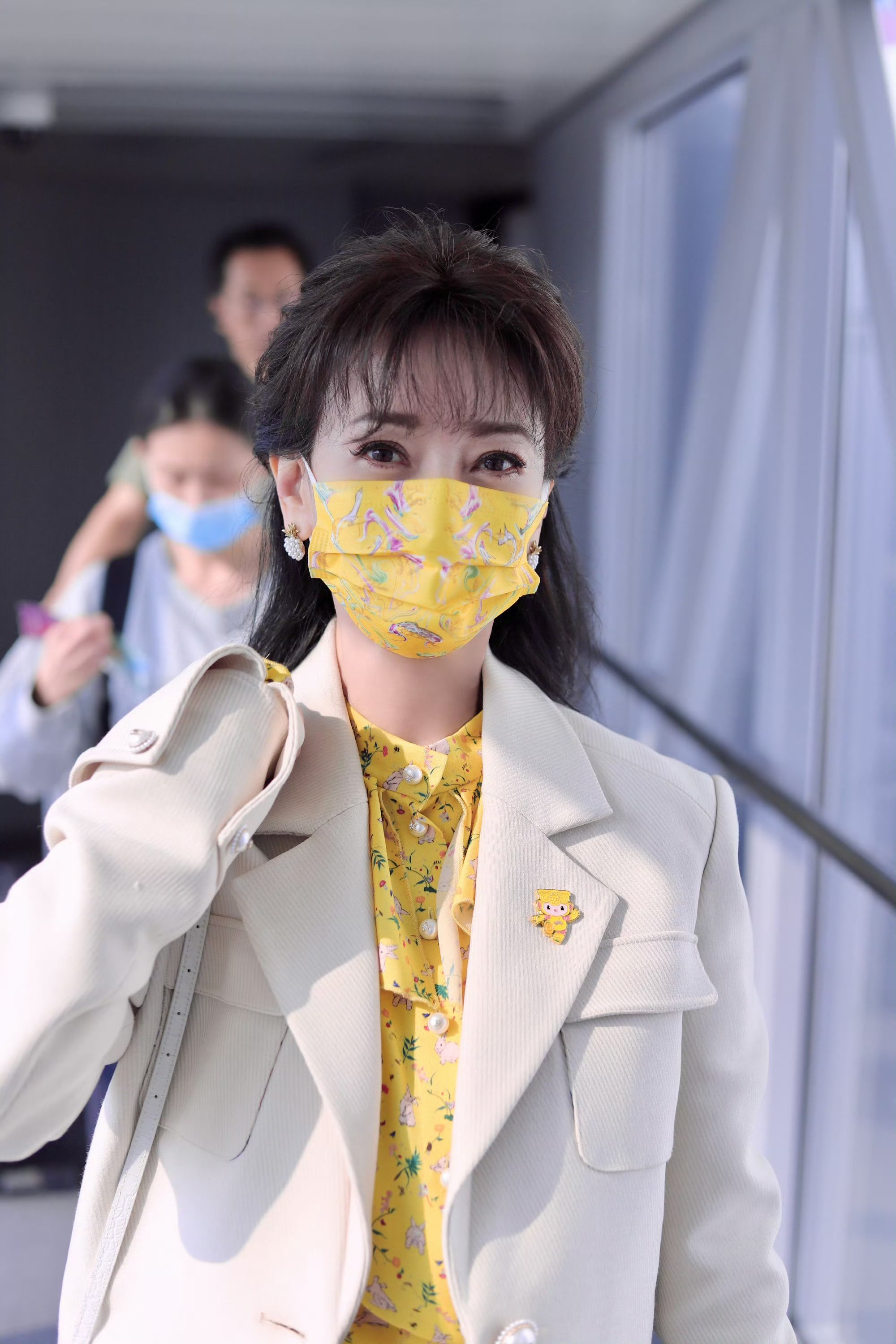 赵雅芝黄白搭配.