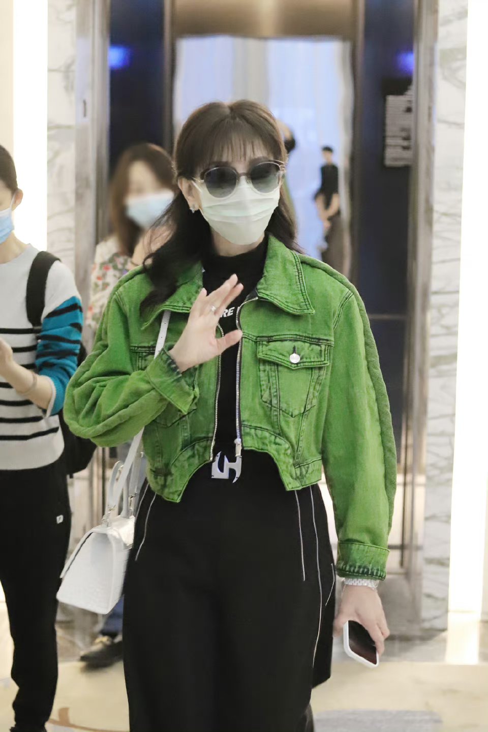 绿色和黑色的搭配,色彩冲击在绿色鲜艳中还有生机活力,夹克下安不