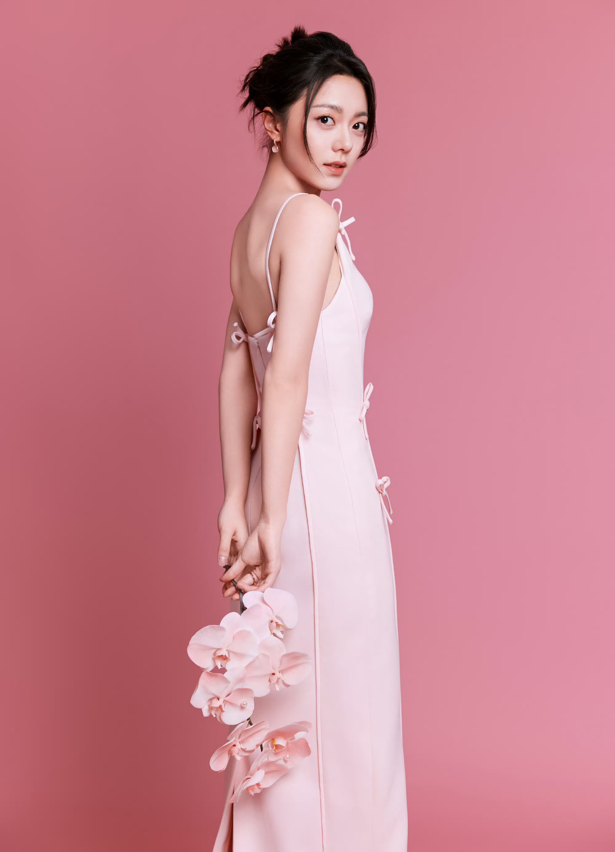 眼前这位美女身穿粉色连衣裙,仿佛整个春天都藏在了她的裙摆里.