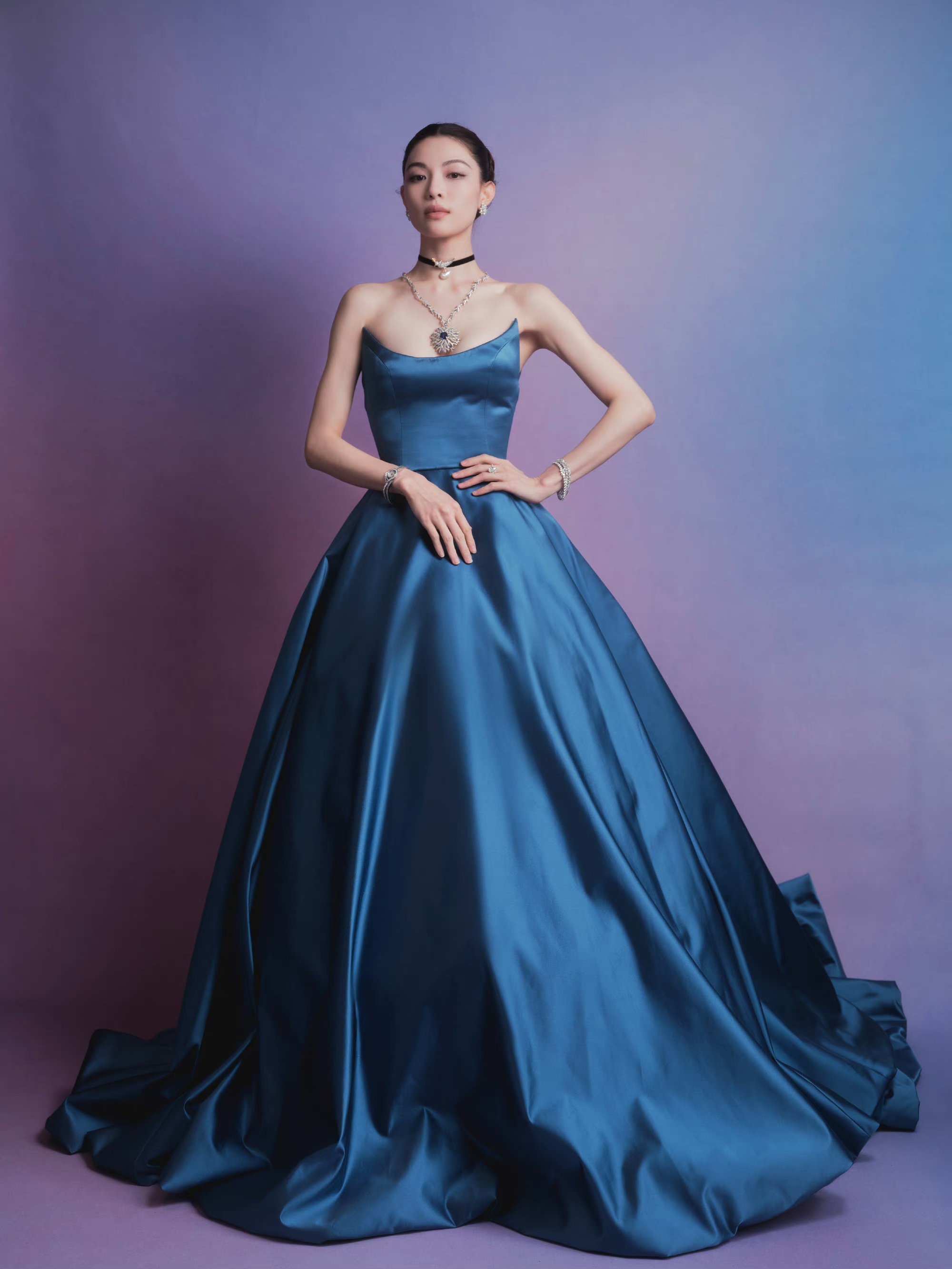 钟楚曦的优雅蓝裙.  璀璨珠宝,高贵典雅的典范!