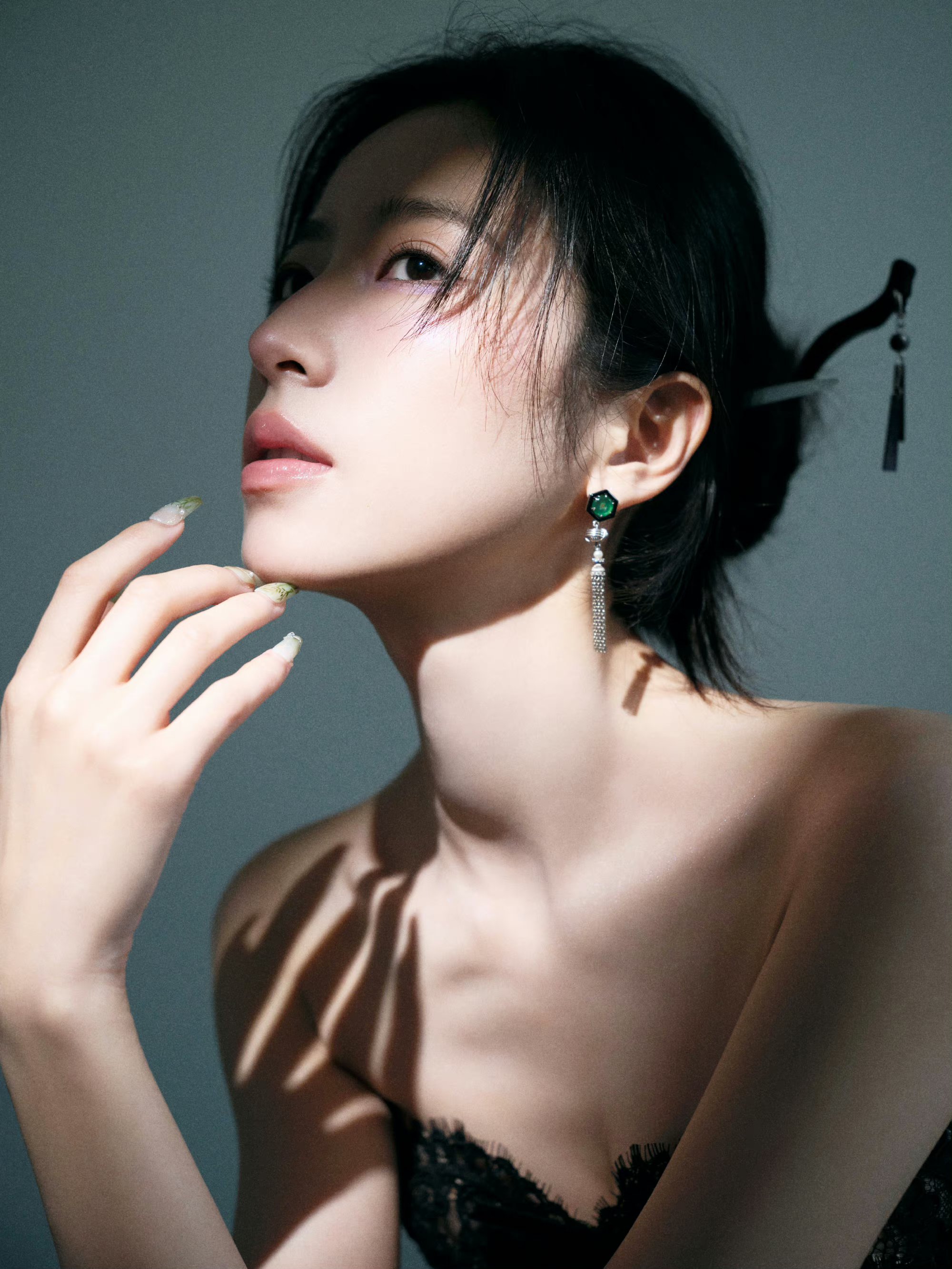 黑色的裙装让气质沉稳中带着成熟,也让抹胸的修身裙装更为优雅.