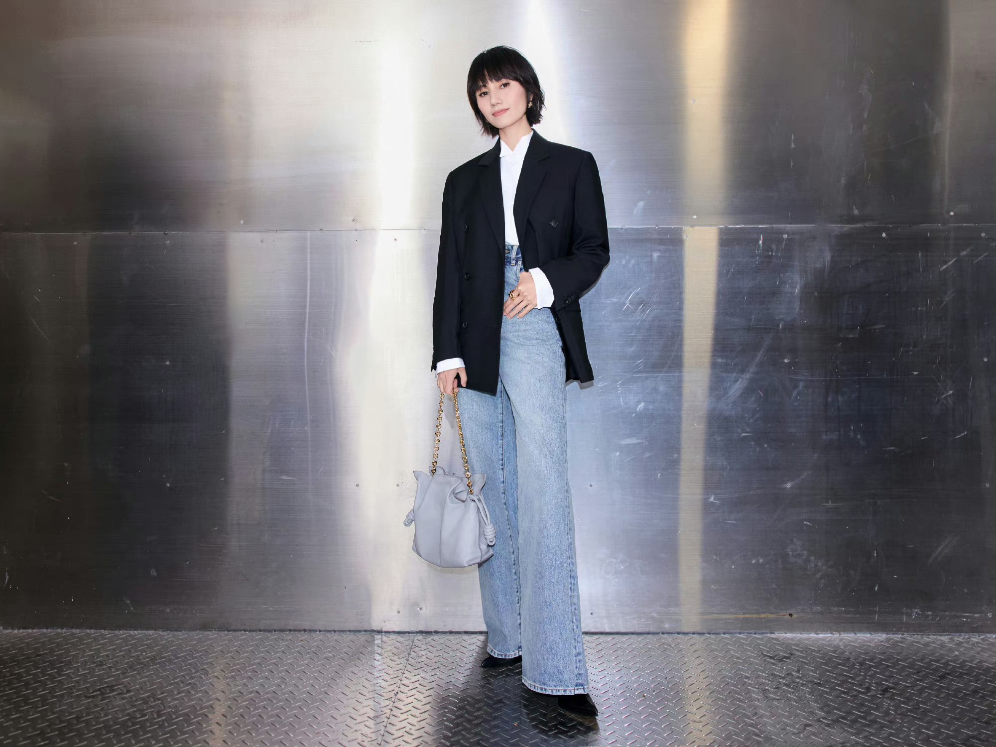 袁泉的这套以西服搭配牛仔裤,利落中还有几分休闲.