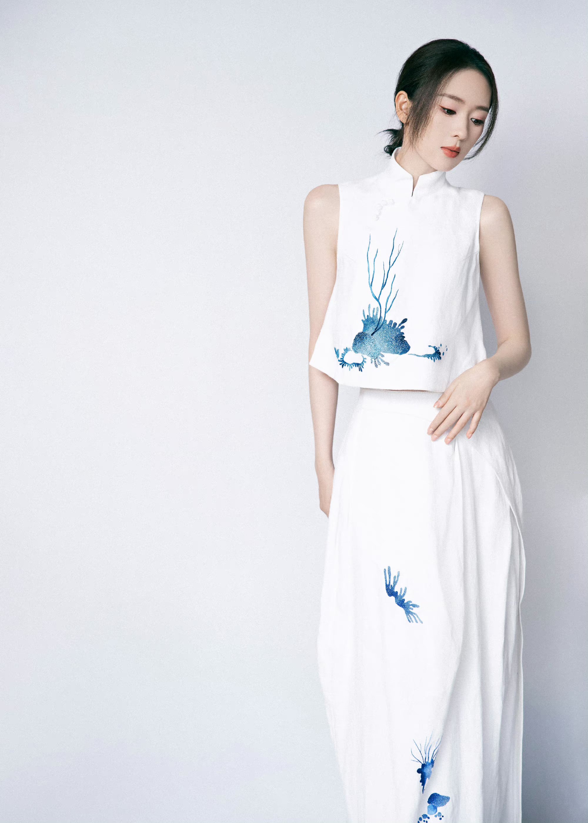 白色颜色作为服装的主要色彩,干净也多了几分优雅纯洁,而蓝色颜色的