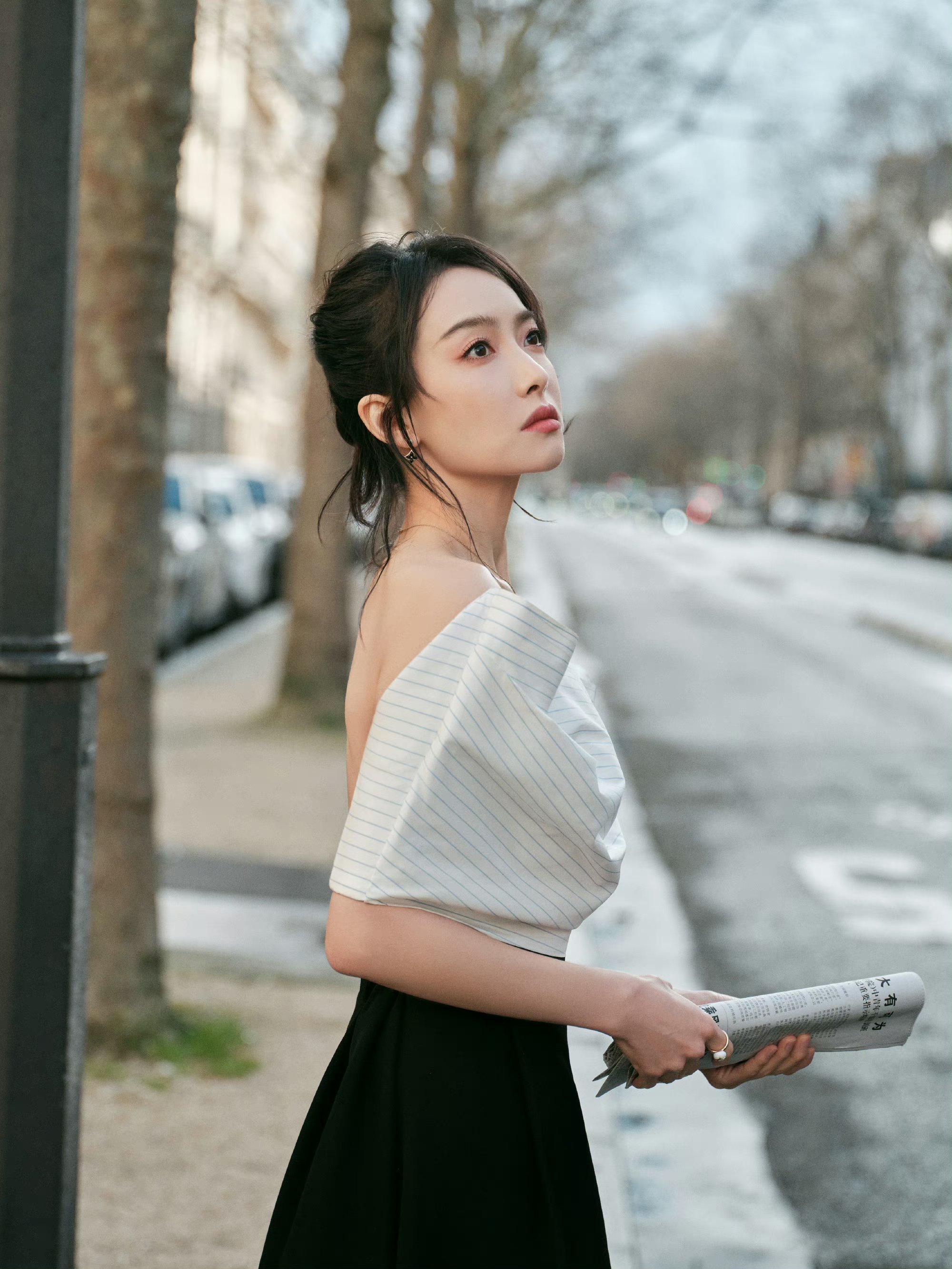 宋茜的穿搭不仅有黑白撞色,还有条纹和一字肩的设计.