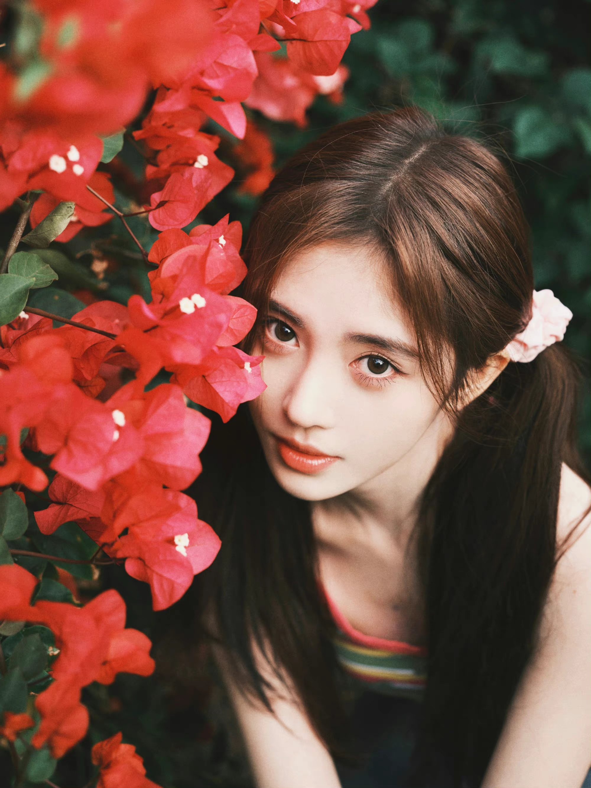 鞠婧祎的穿搭更为休闲.