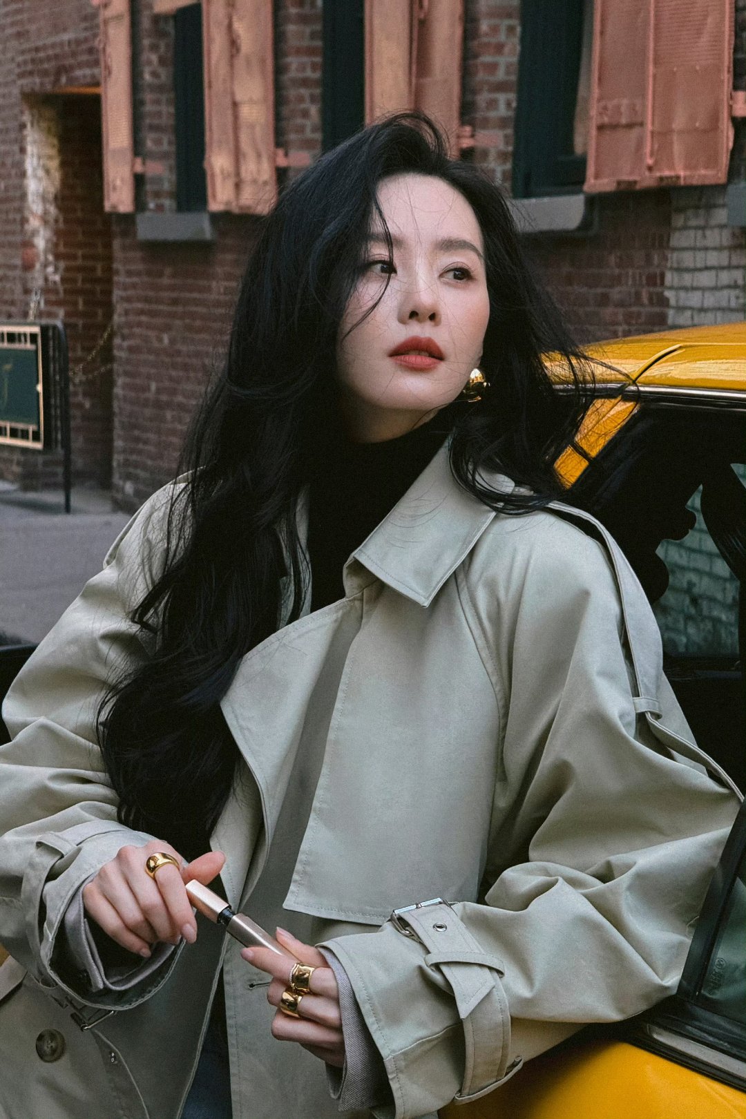 这套大衣服装在浅卡其色的颜色中,气质低调简朴,结合一些风衣元素也