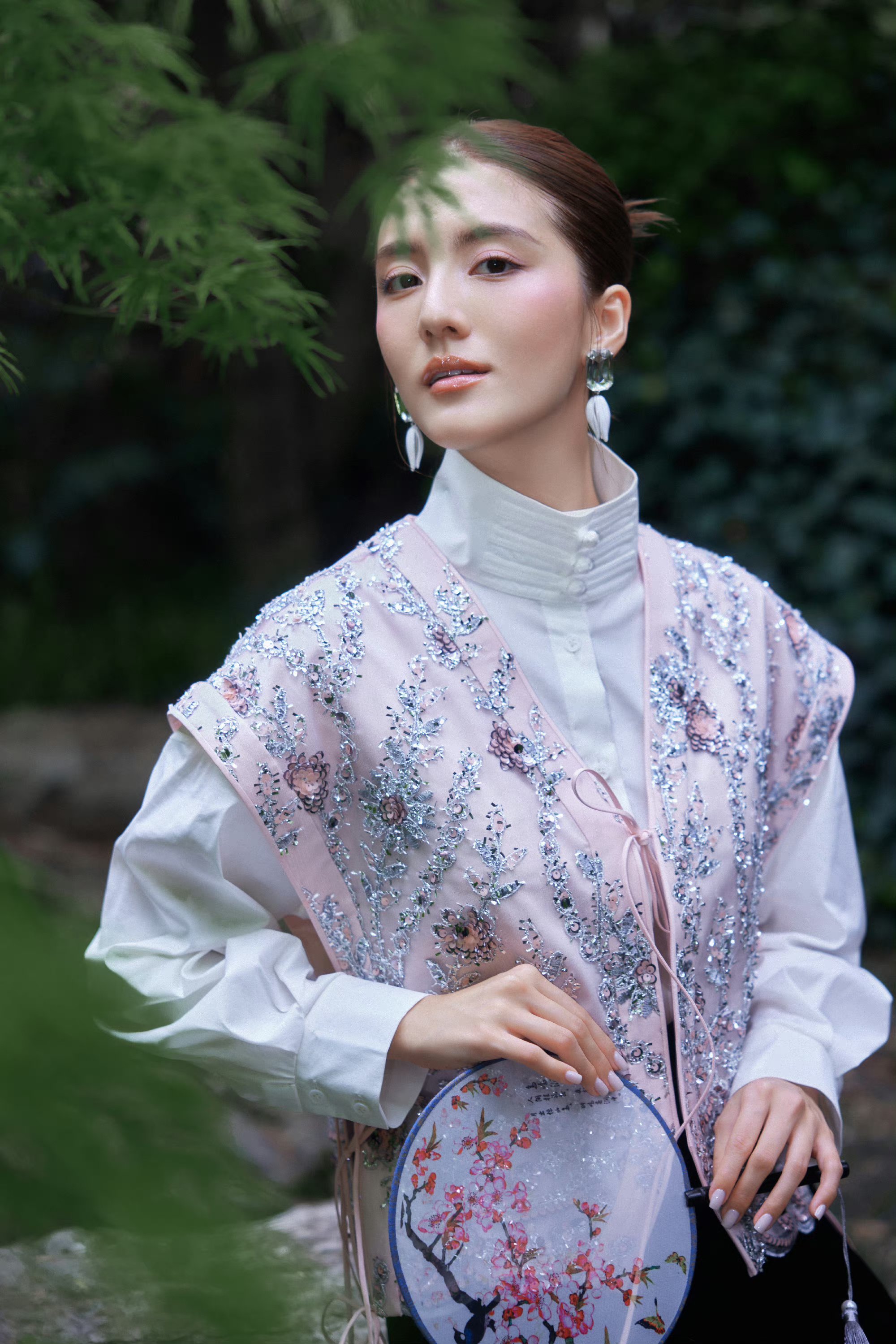 时尚焕新指南# 吴千语的这套穿搭带着意境美.