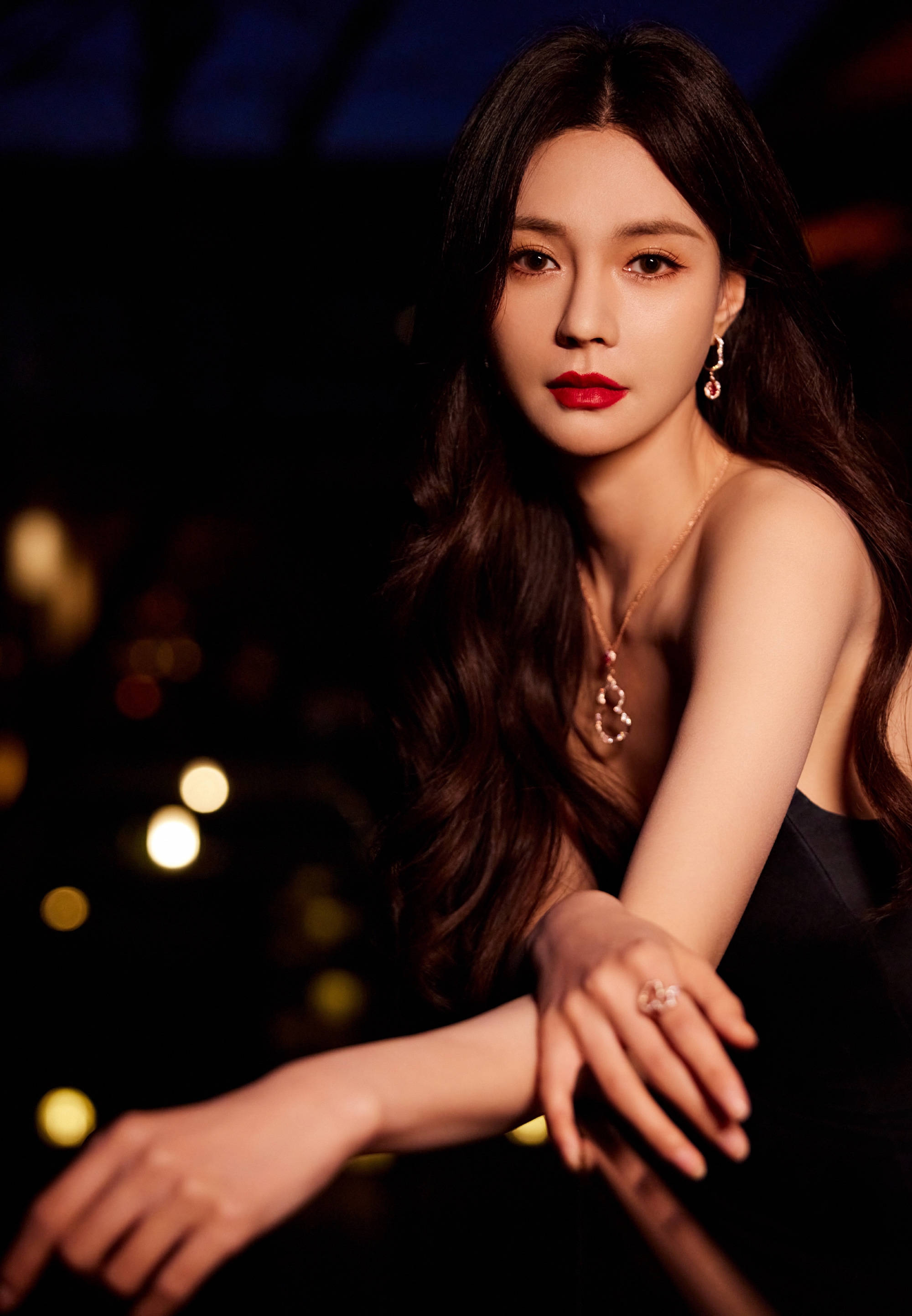 沈梦辰的黑色抹胸裙装.