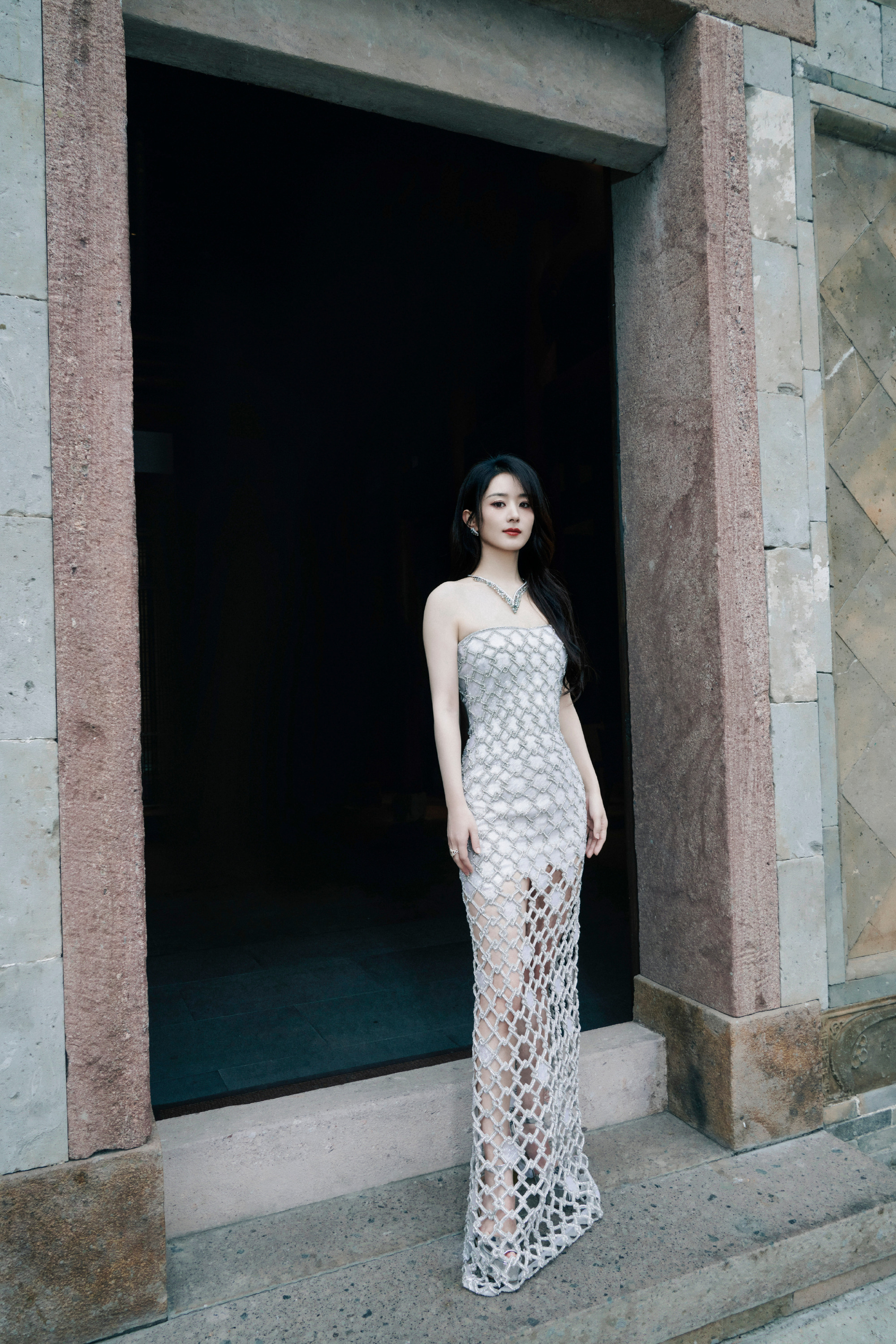 赵丽颖这套抹胸裙装,镂空花纹更多层次时尚