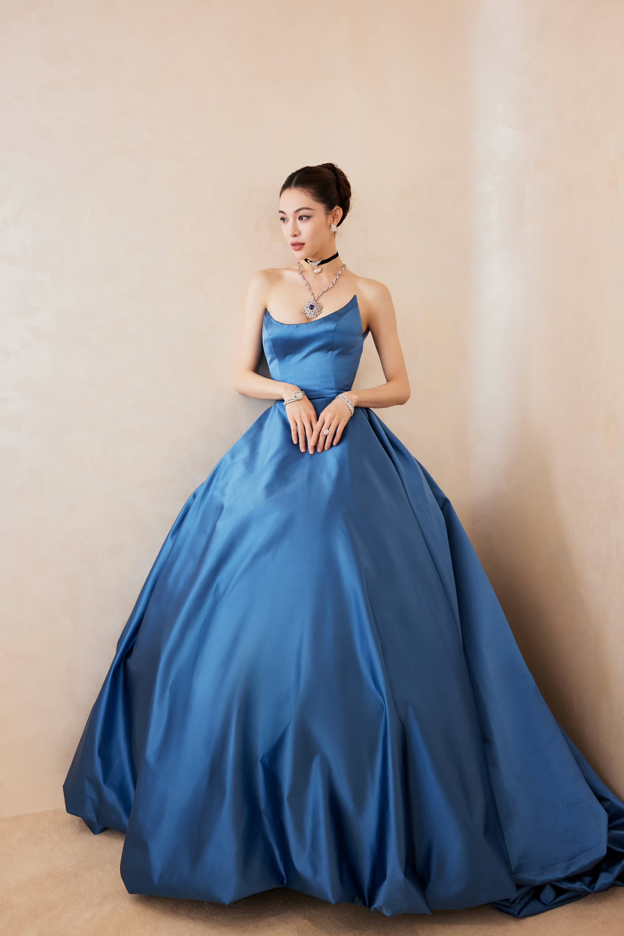 钟楚曦的优雅蓝裙.  璀璨珠宝,高贵典雅的典范!