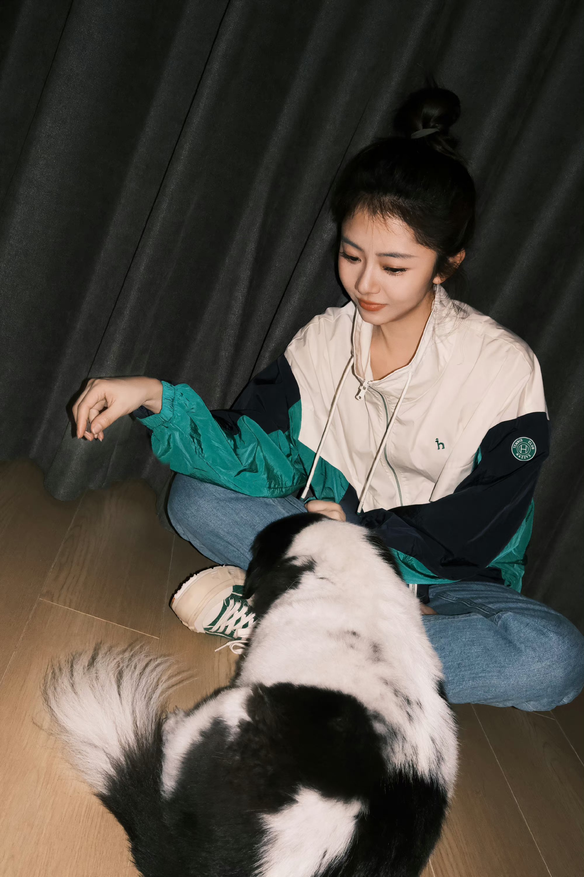 谭松韵的休闲日常穿搭.  简约而不简单,时尚与舒适并存.