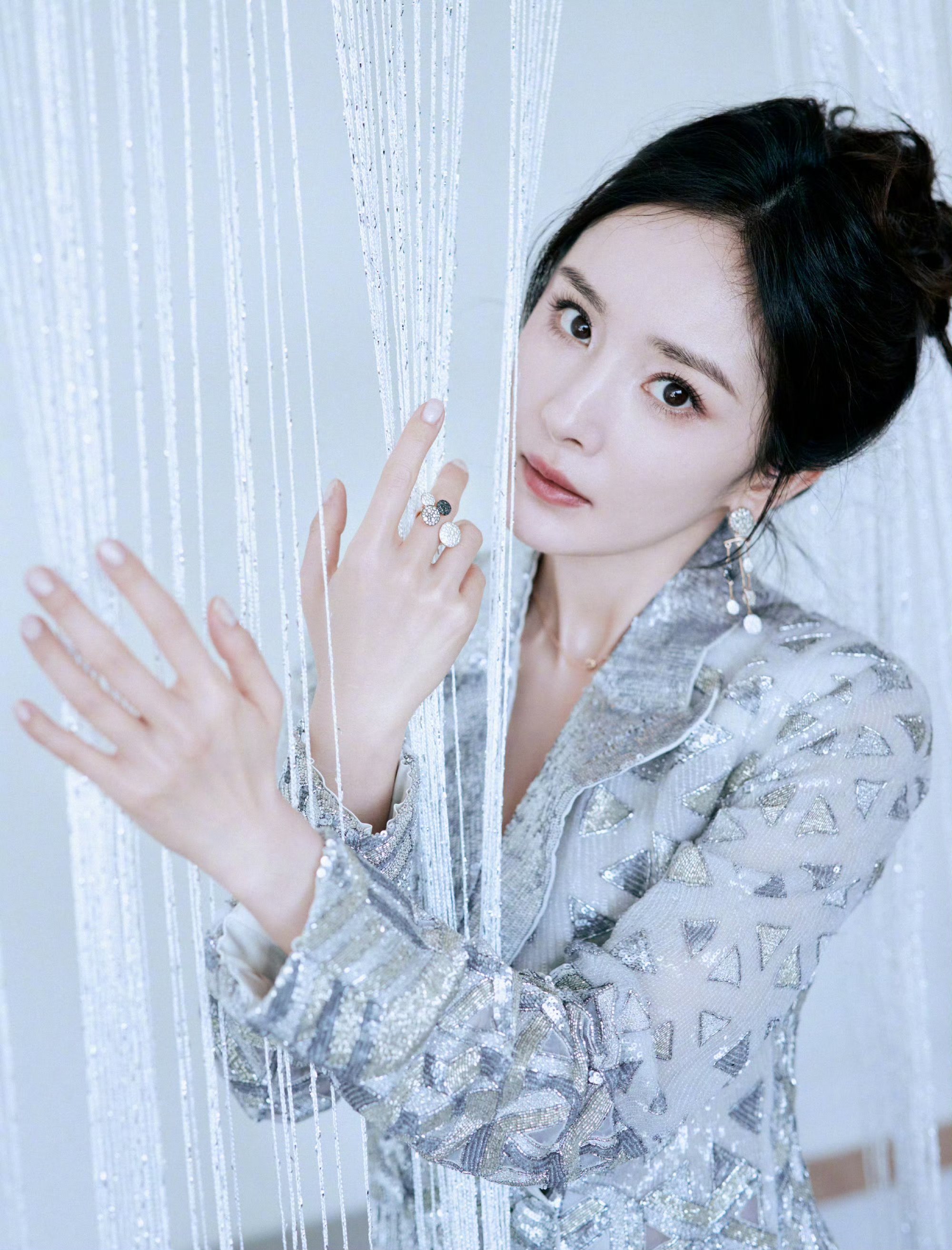 杨幂的银色系西服穿搭,低调的奢华感.  ✨华丽转身,优雅登场!