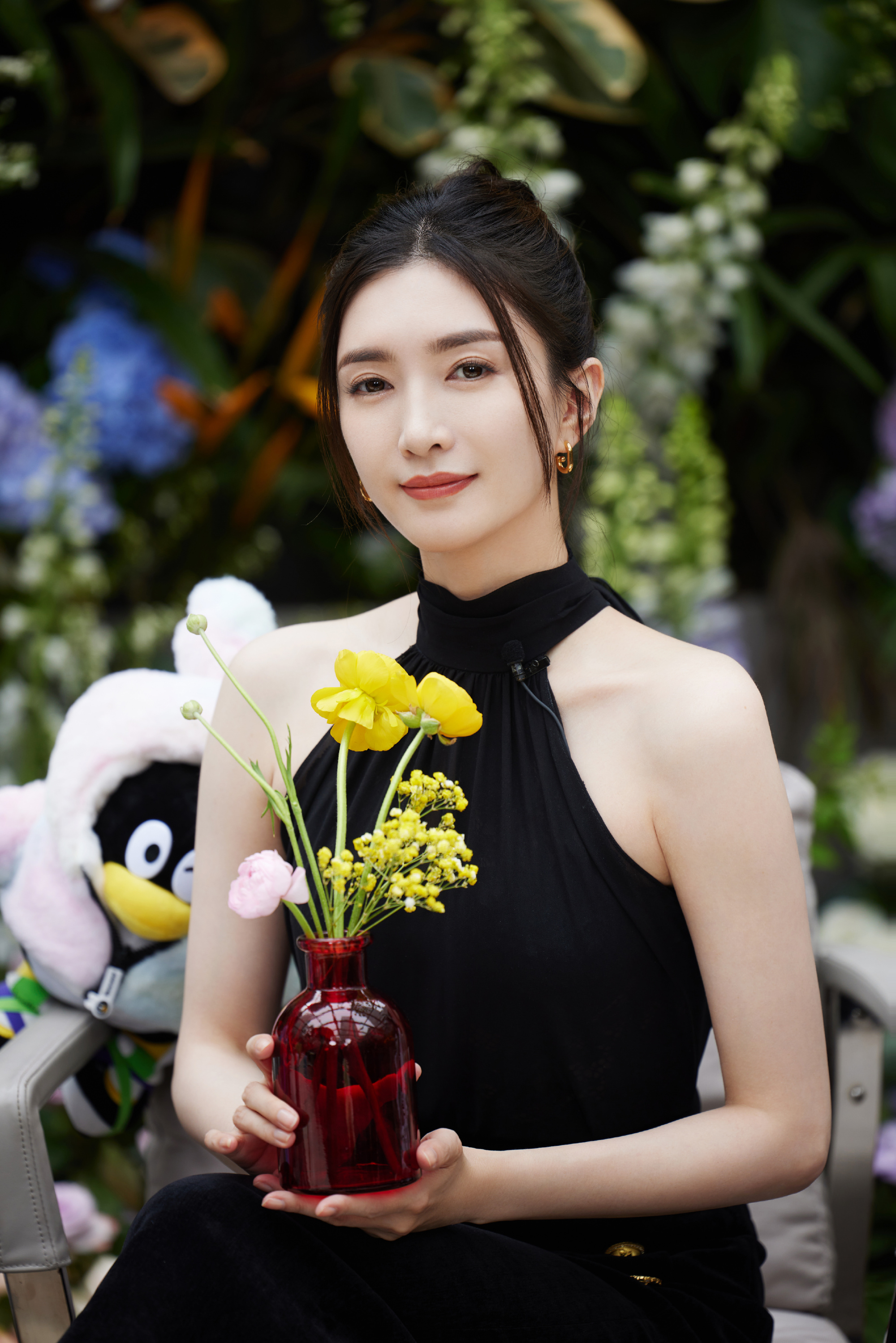 江疏影的黑色开叉裙.