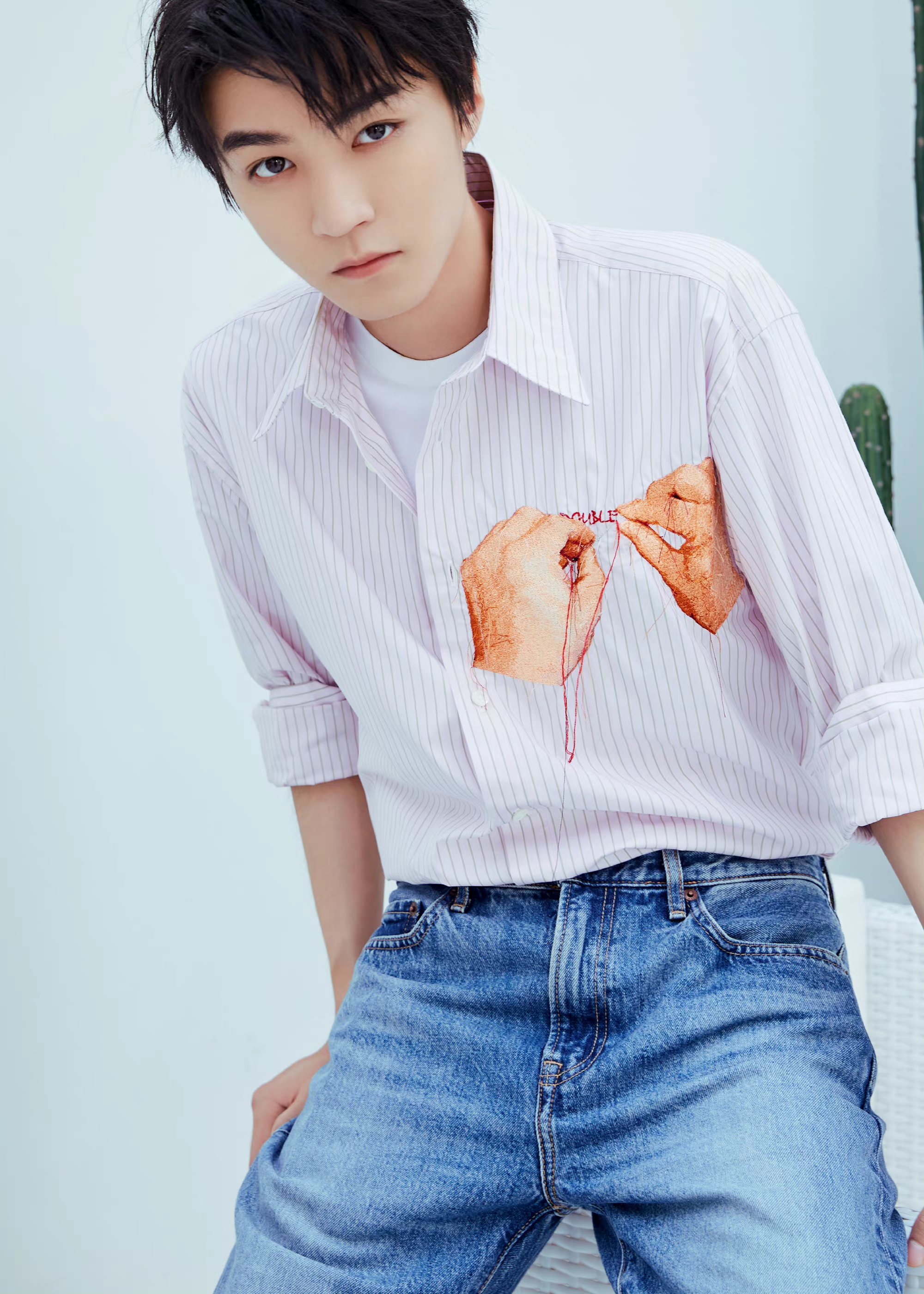 王俊凯的穿搭休闲青春