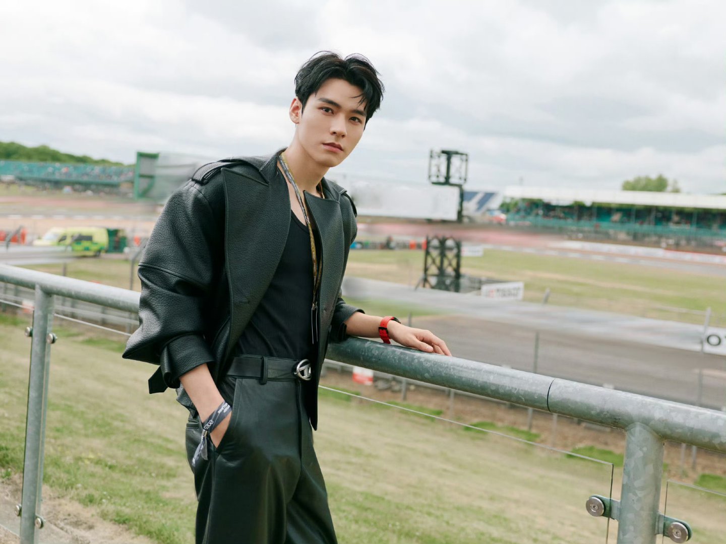 龚俊的皮夹克,帅气酷飒
