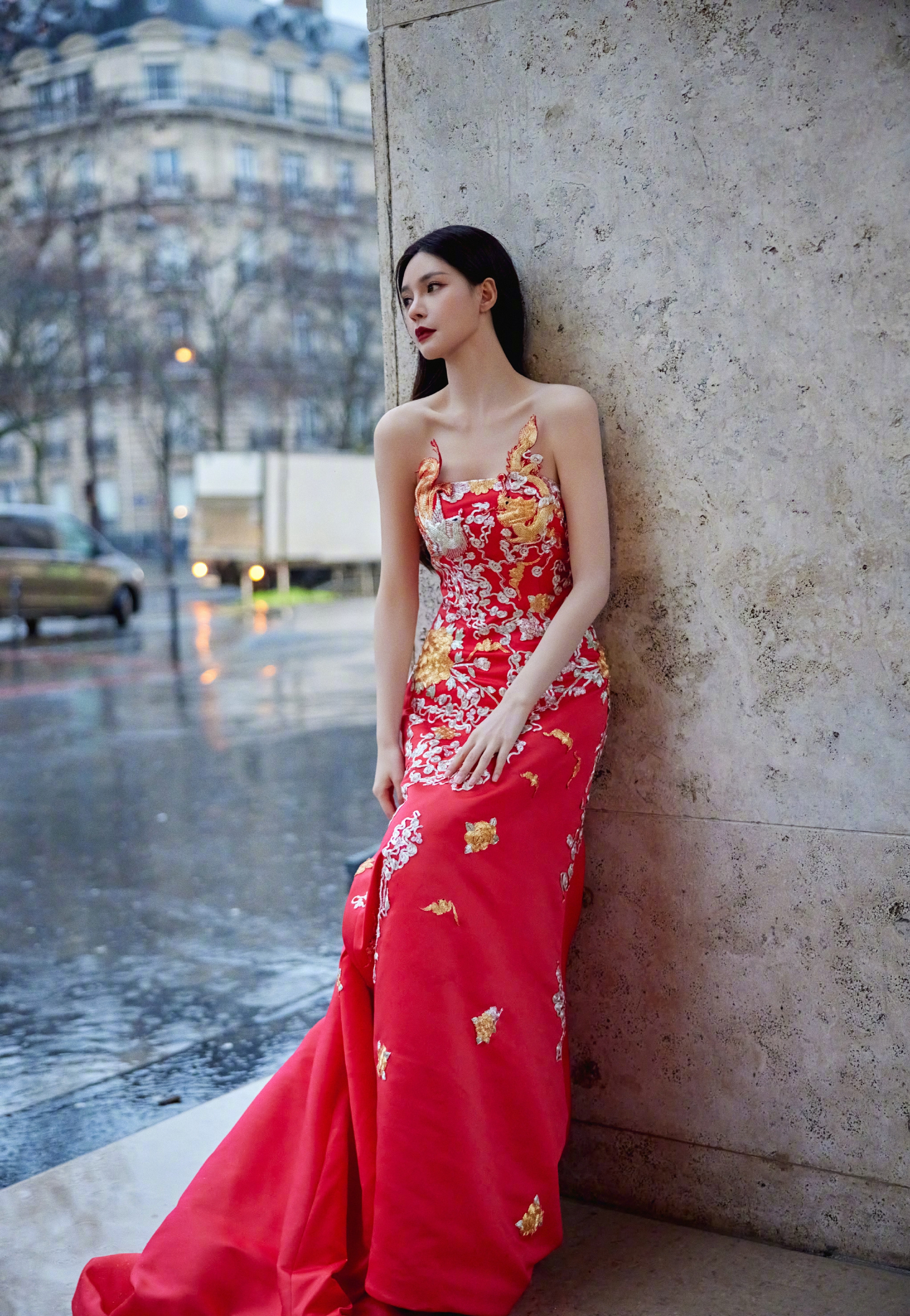 沈梦辰的这件裙子国风韵味中也结合了现代设计.