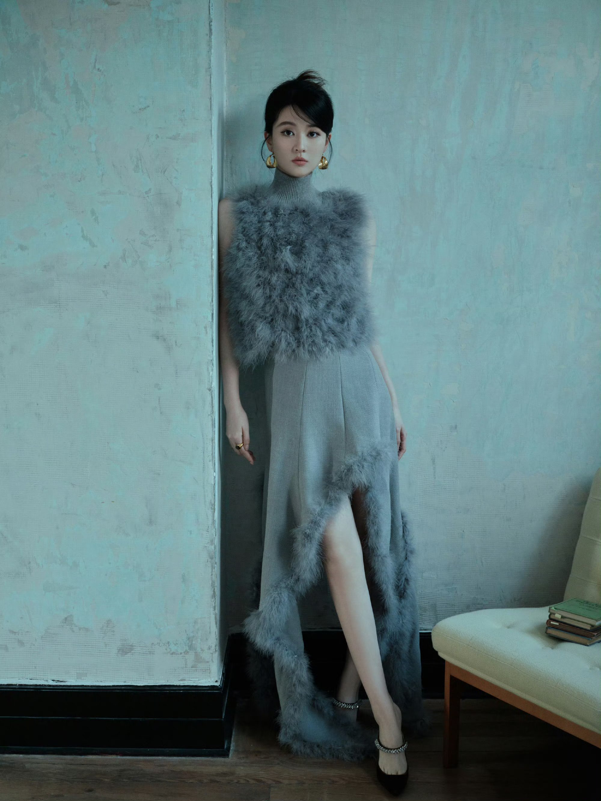 乔欣的灰色裙装,蓬松面料和高领的时尚感.