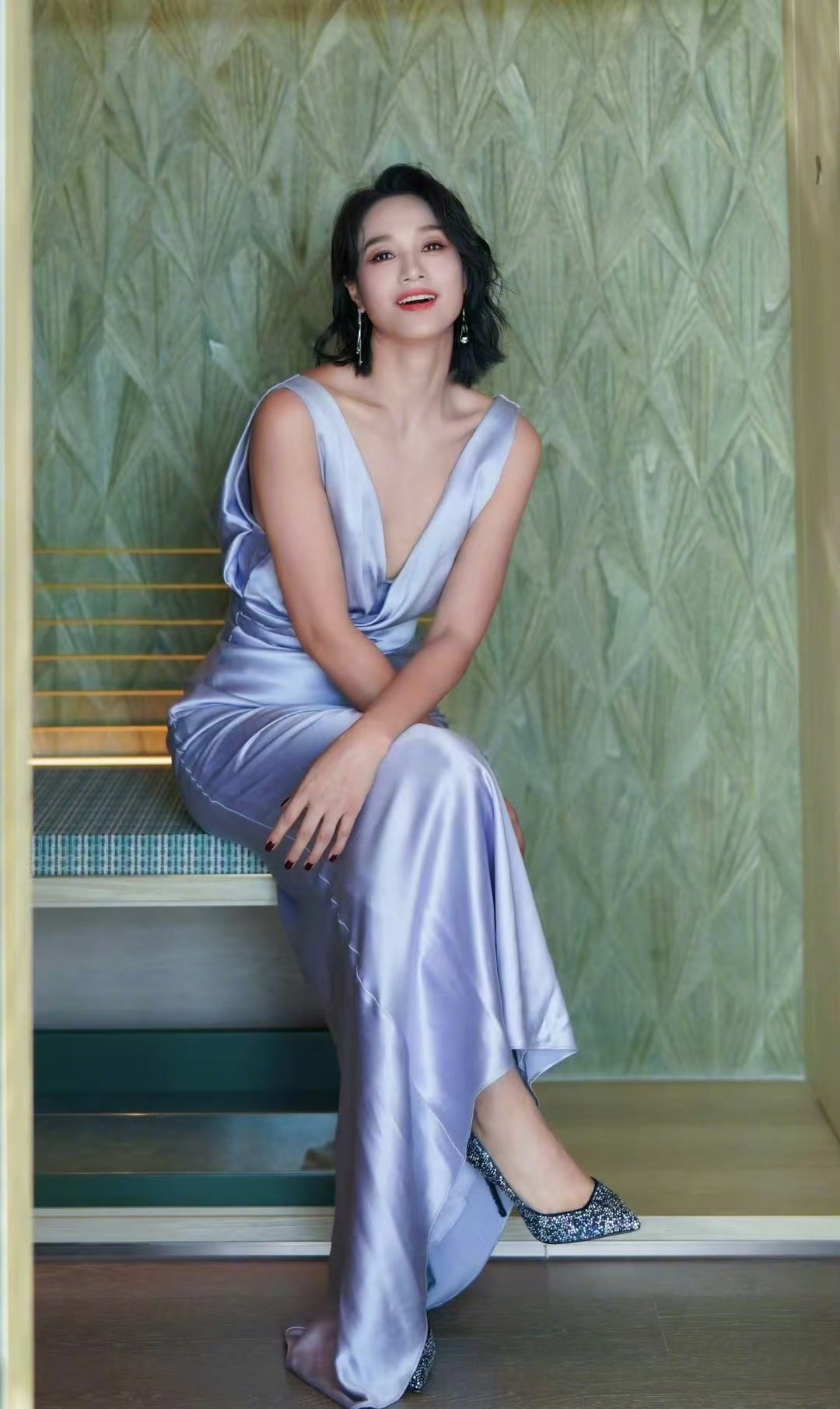 朱丹优雅地坐在长椅上,浅笑盈盈,仿佛整个世界都为她静止