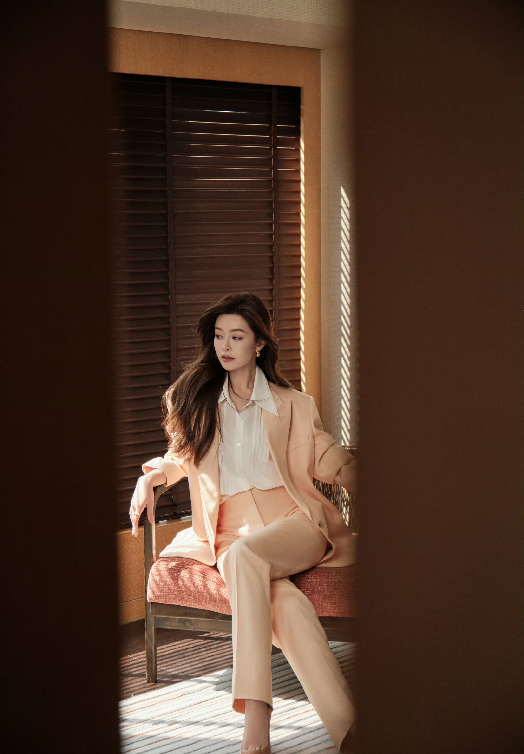 文咏珊的浅色西服,利落也温柔.