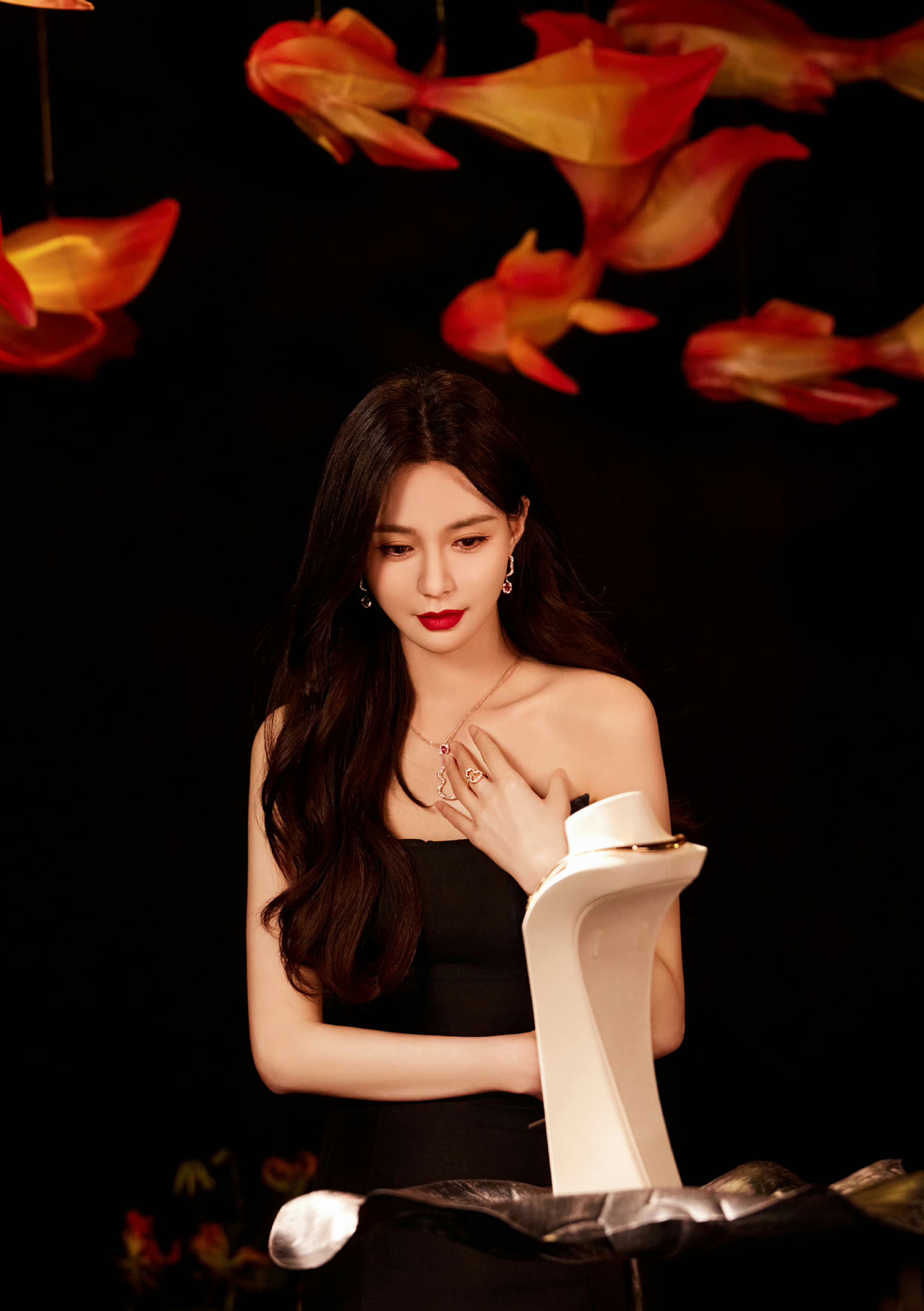 沈梦辰的黑色抹胸裙装.