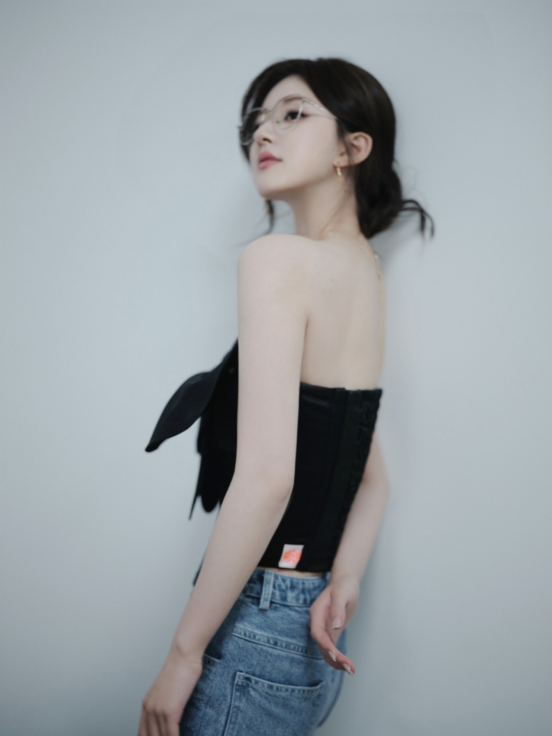 赵露思的穿搭时尚也利落.