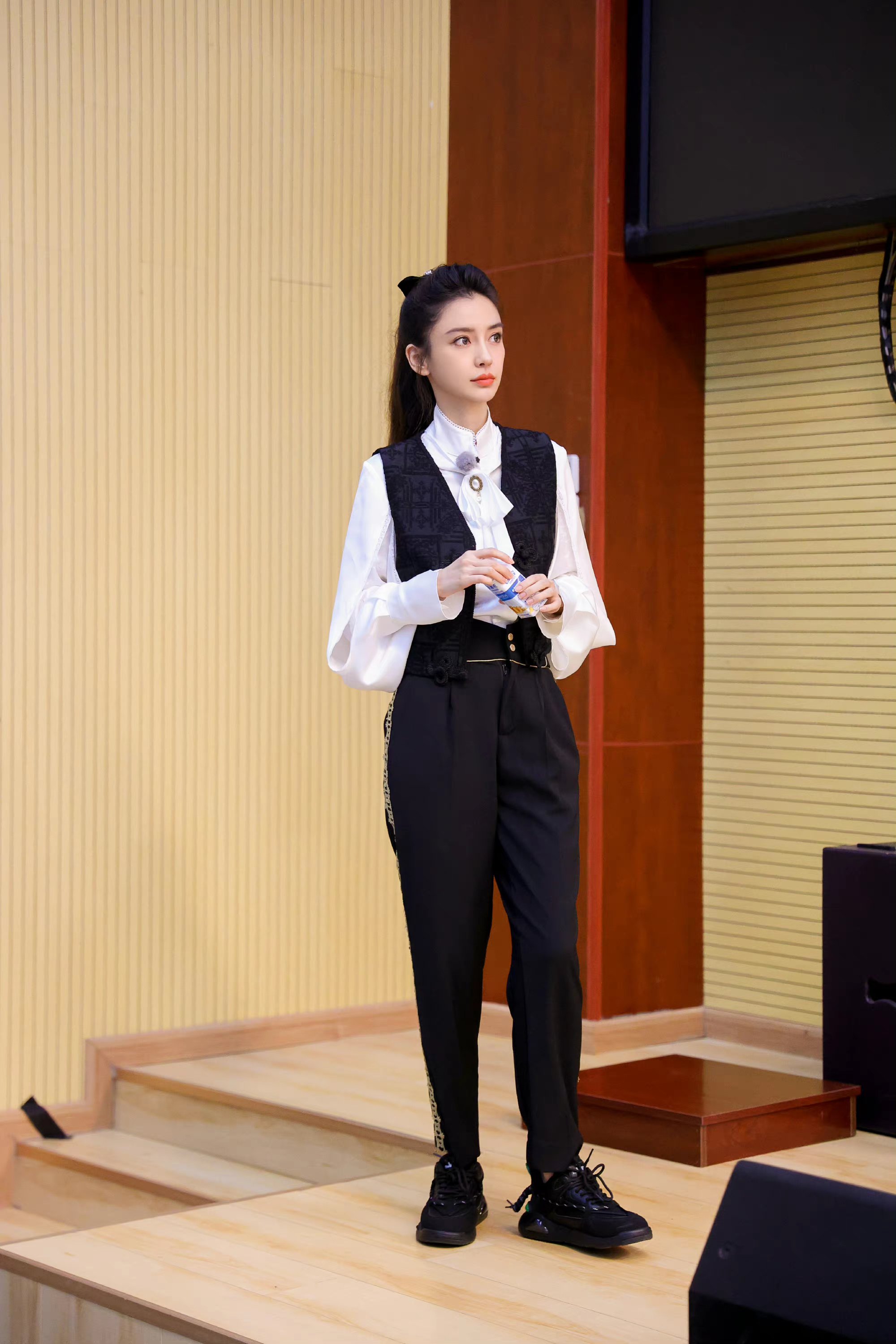 杨颖的穿搭多了色彩对比,更有层次感