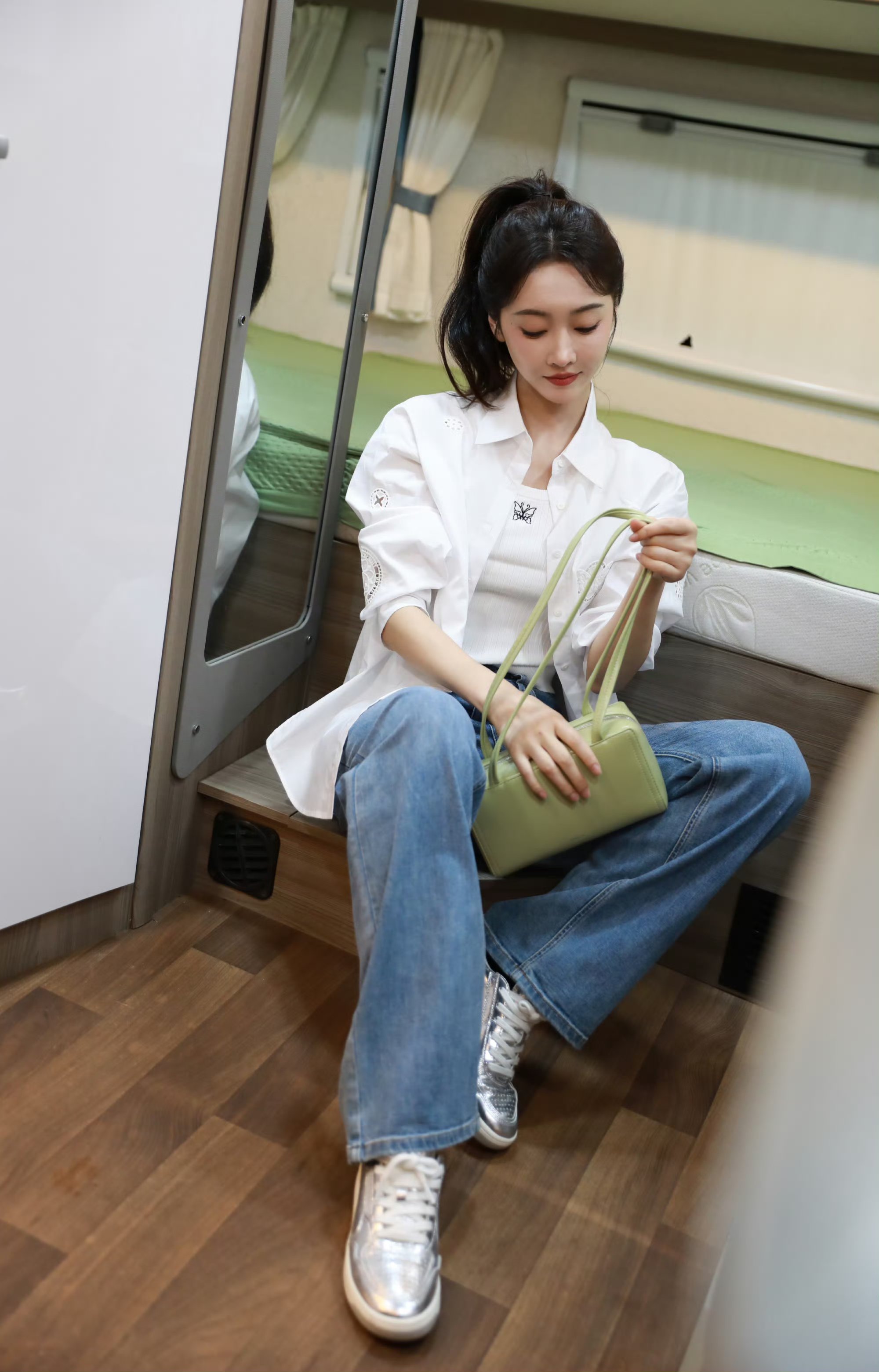 宣璐白色衬衫外套搭配牛仔裤,简约休闲.